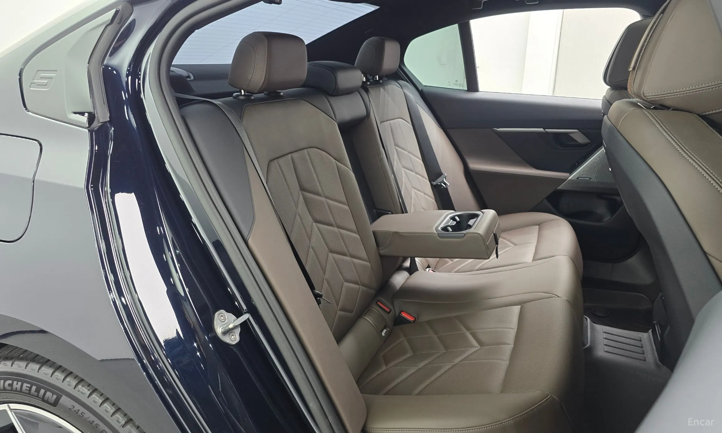 BMW 5 Series (G60) превью 11