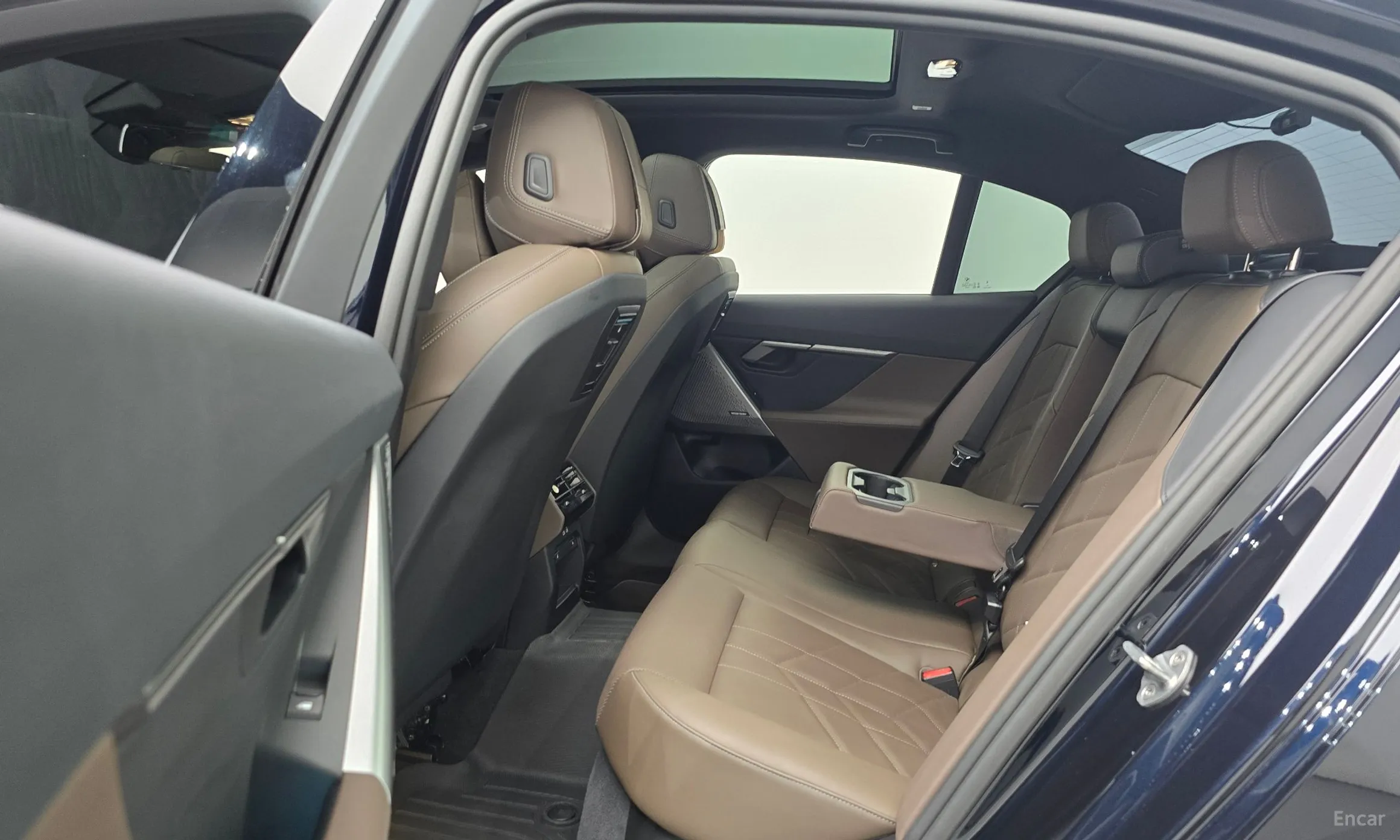 BMW 5 Series (G60) превью 12