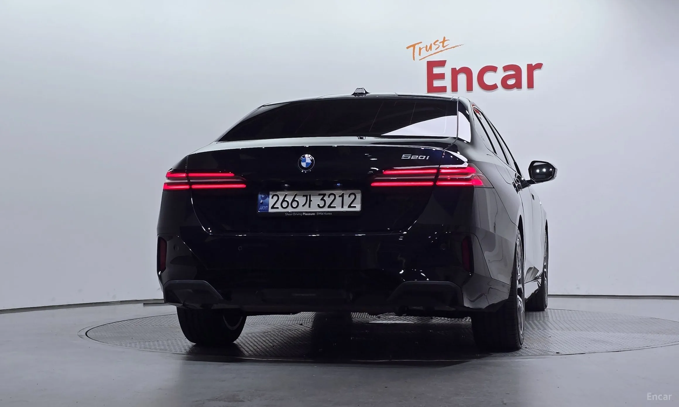 BMW 5 Series (G60) превью 4