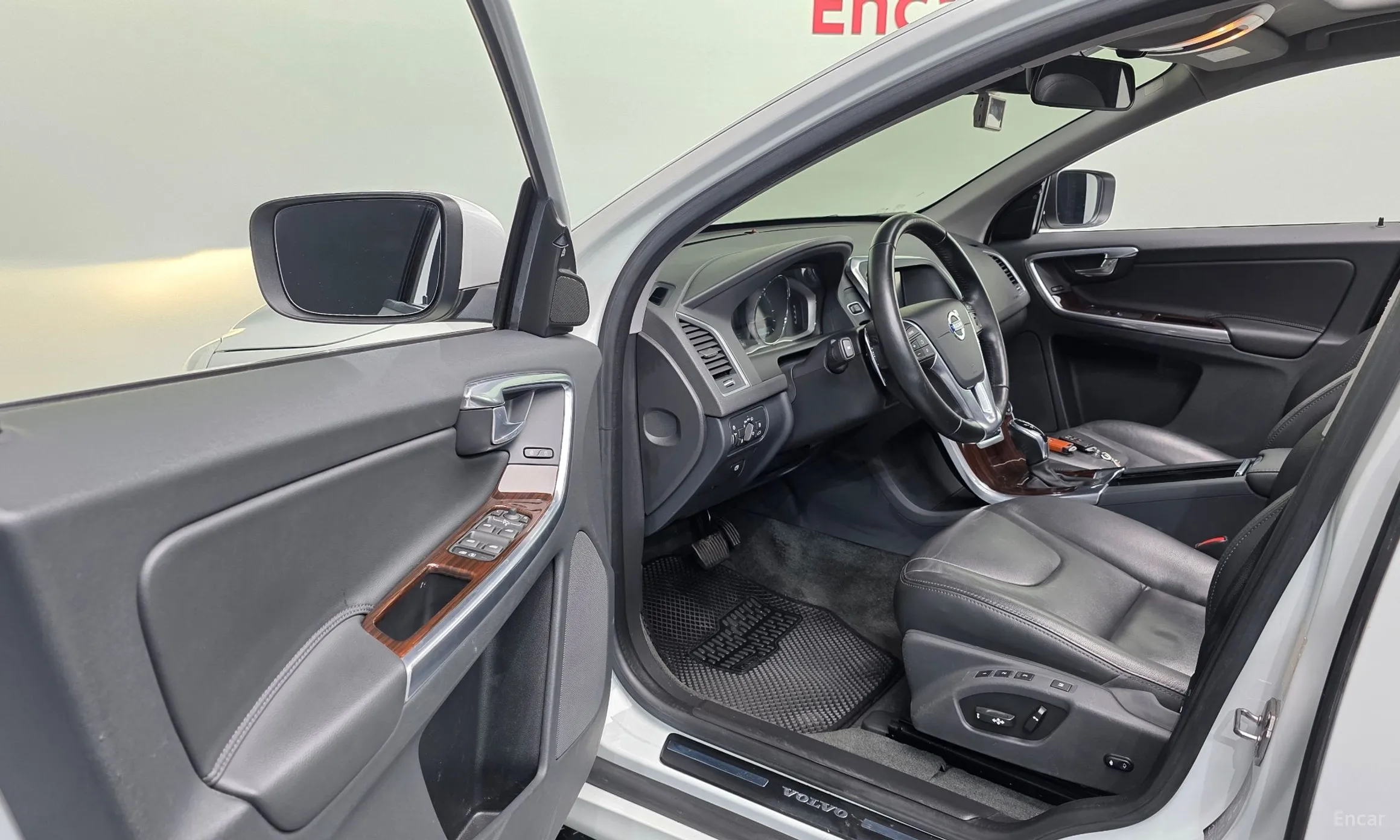 Volvo XC60 превью 10