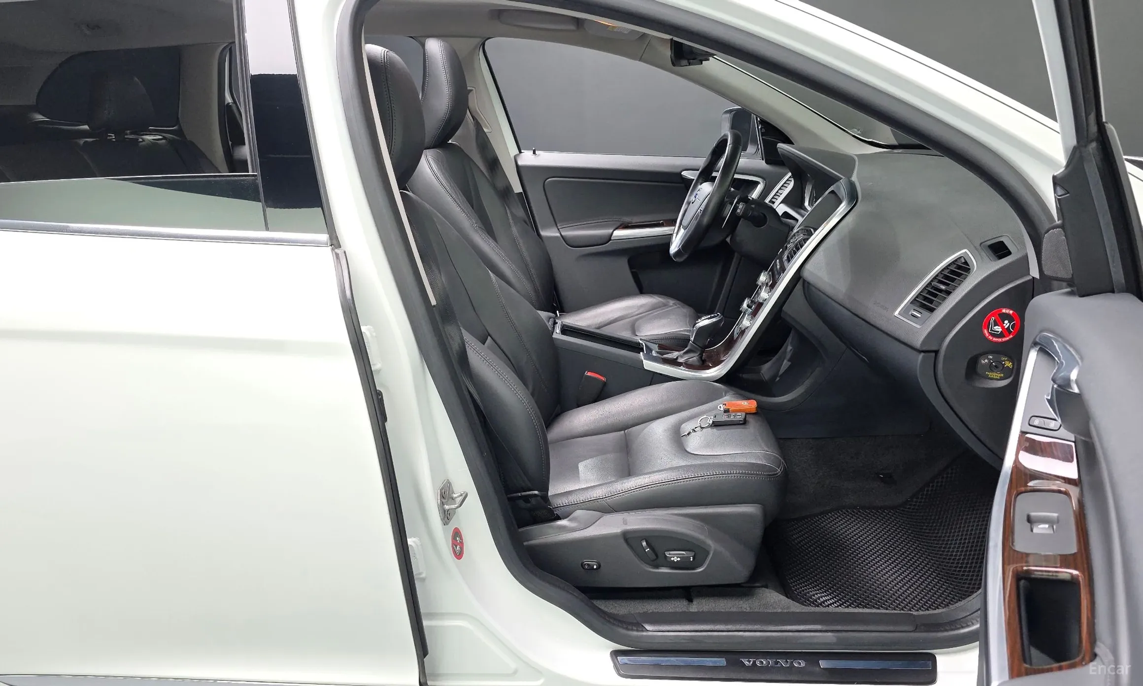 Volvo XC60 превью 11