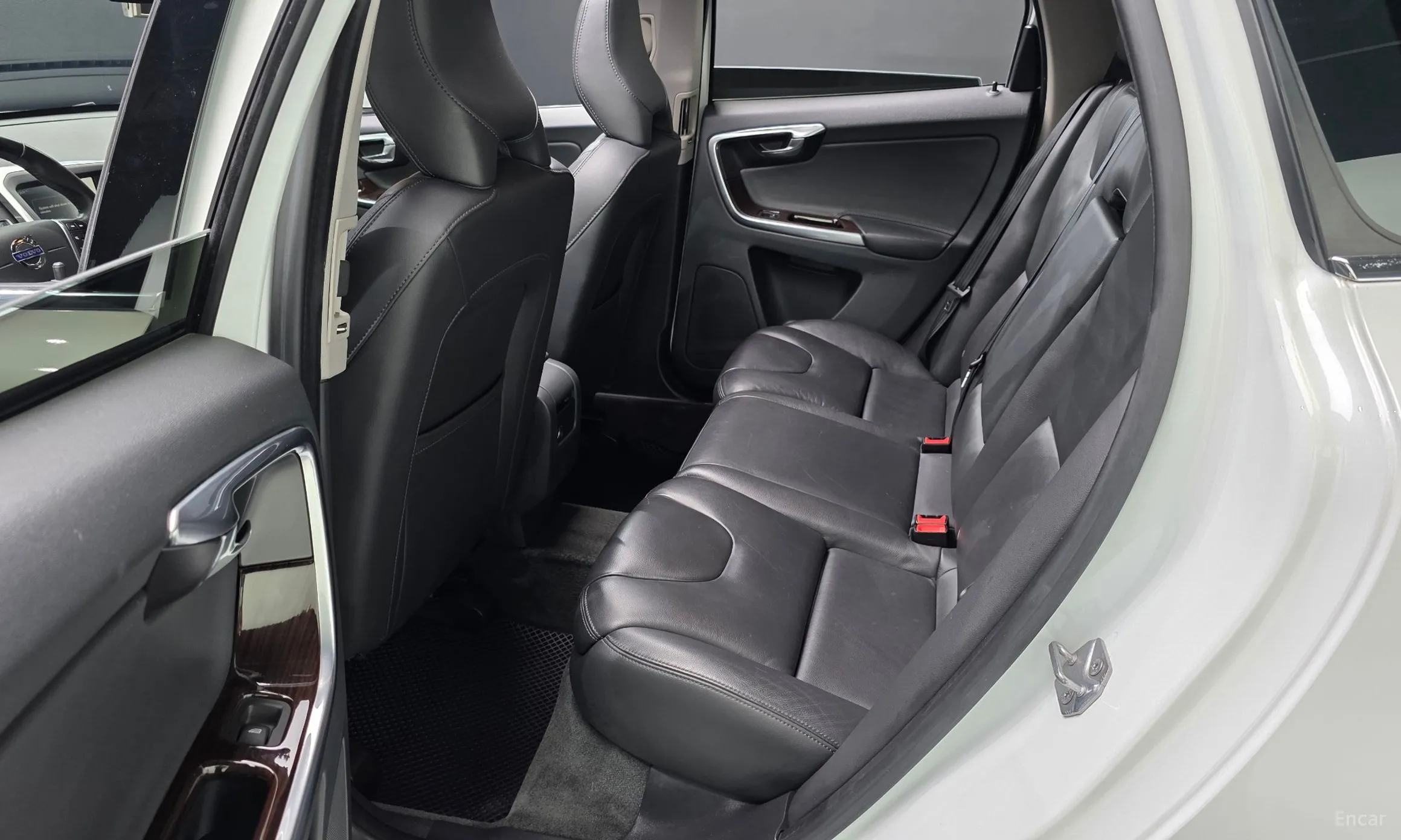Volvo XC60 превью 12