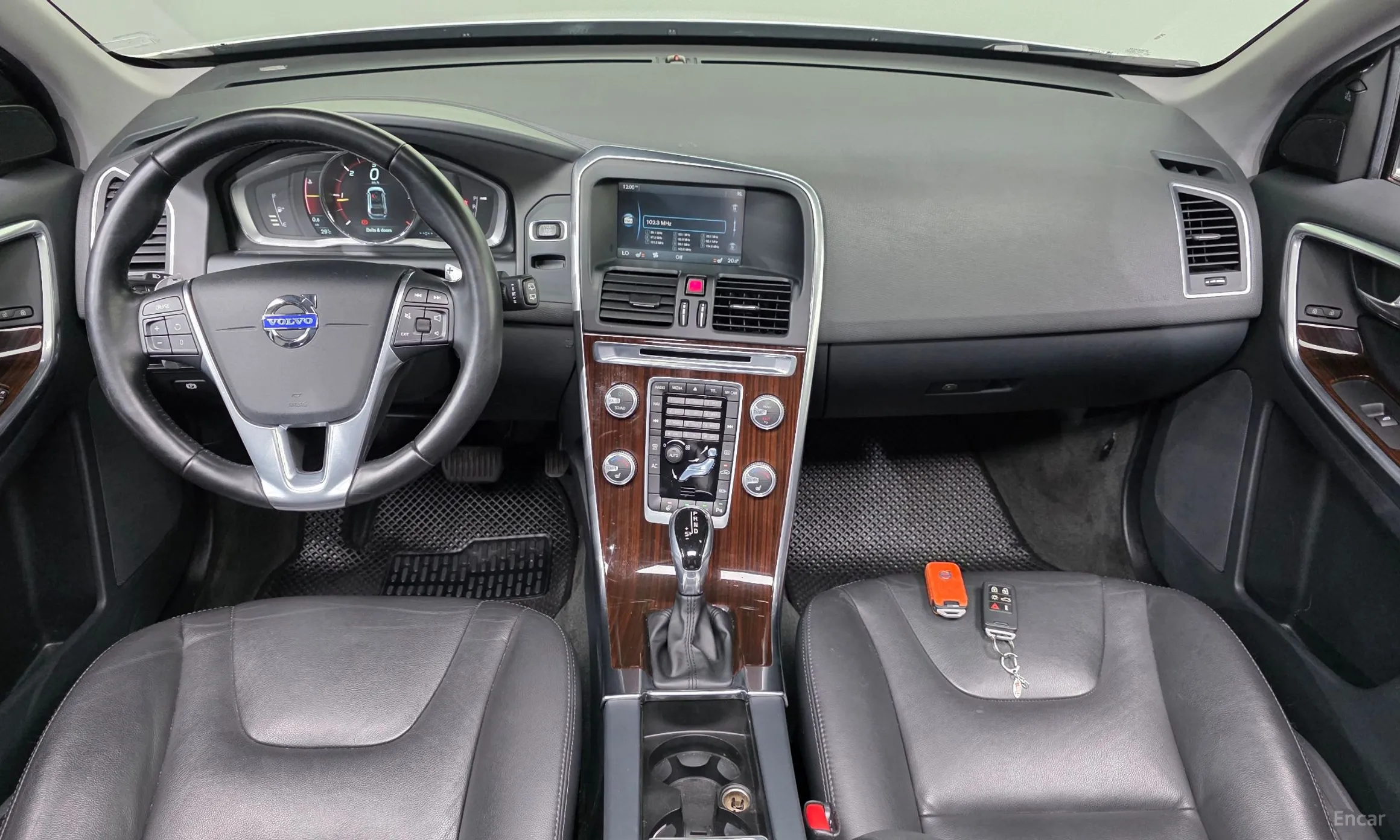 Volvo XC60 превью 7