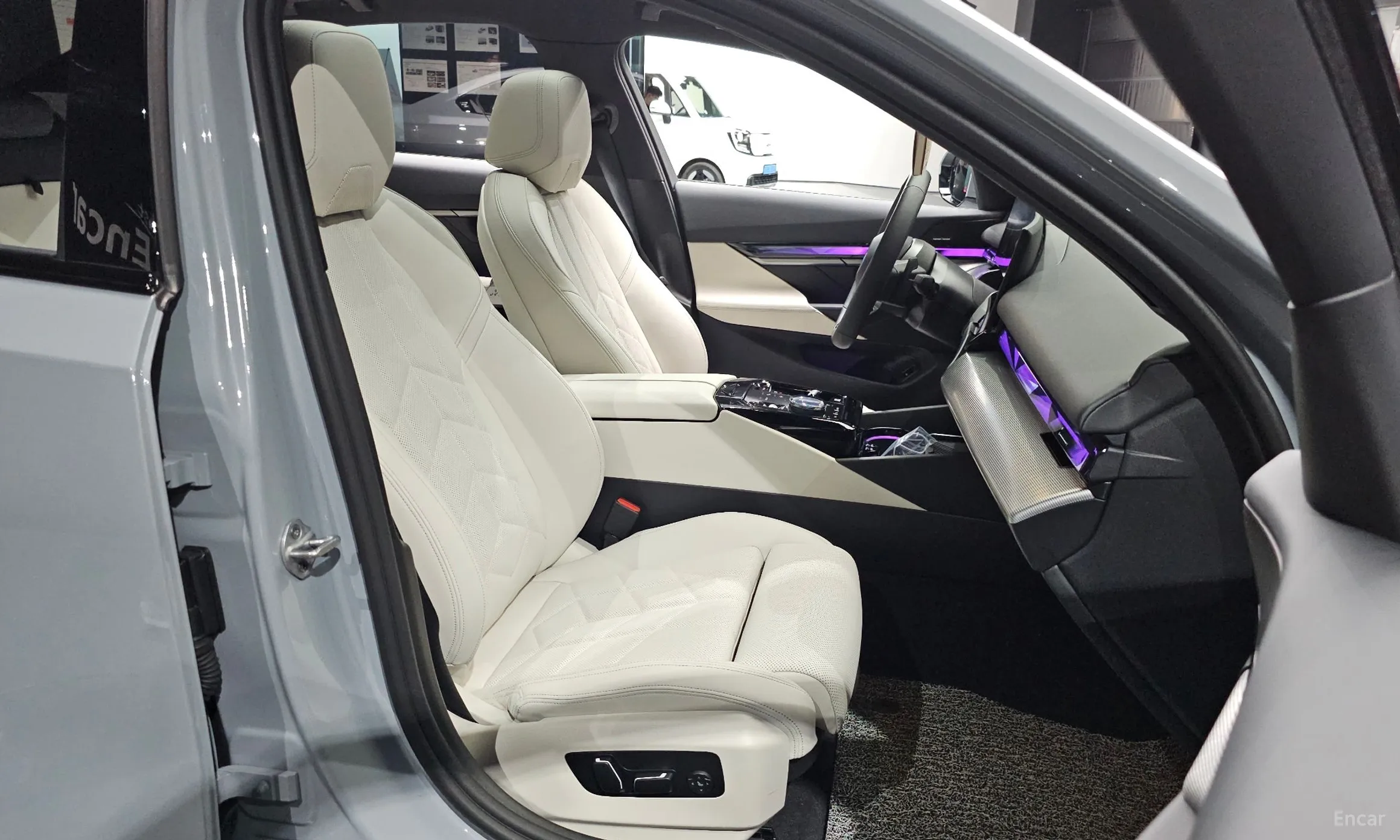 BMW 5 Series (G60) превью 12