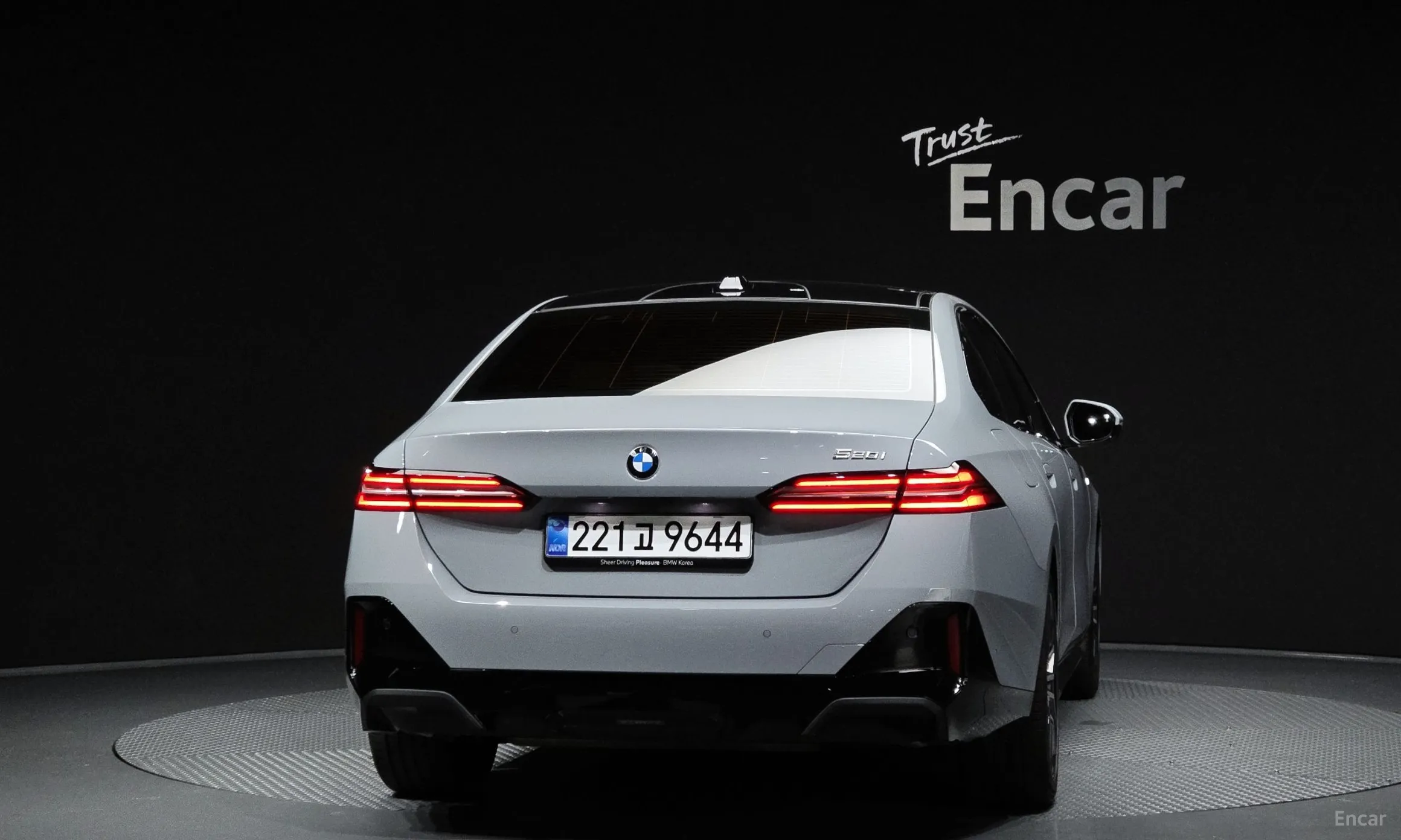BMW 5 Series (G60) превью 4