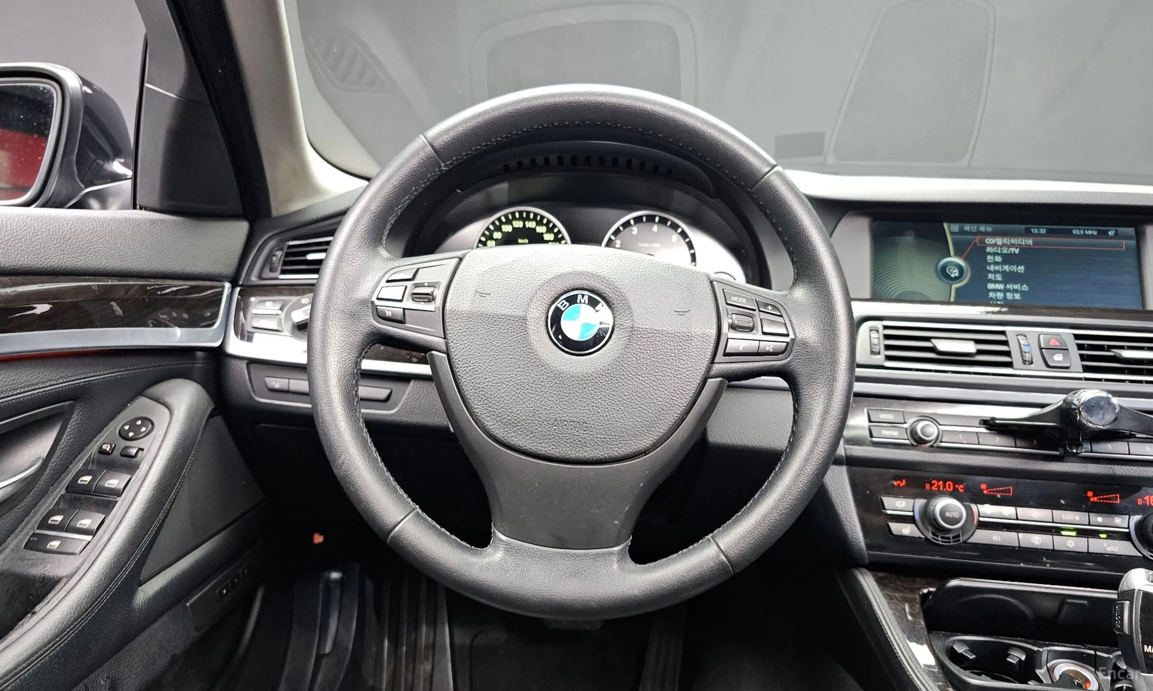 BMW 5 Series (F10) превью 12