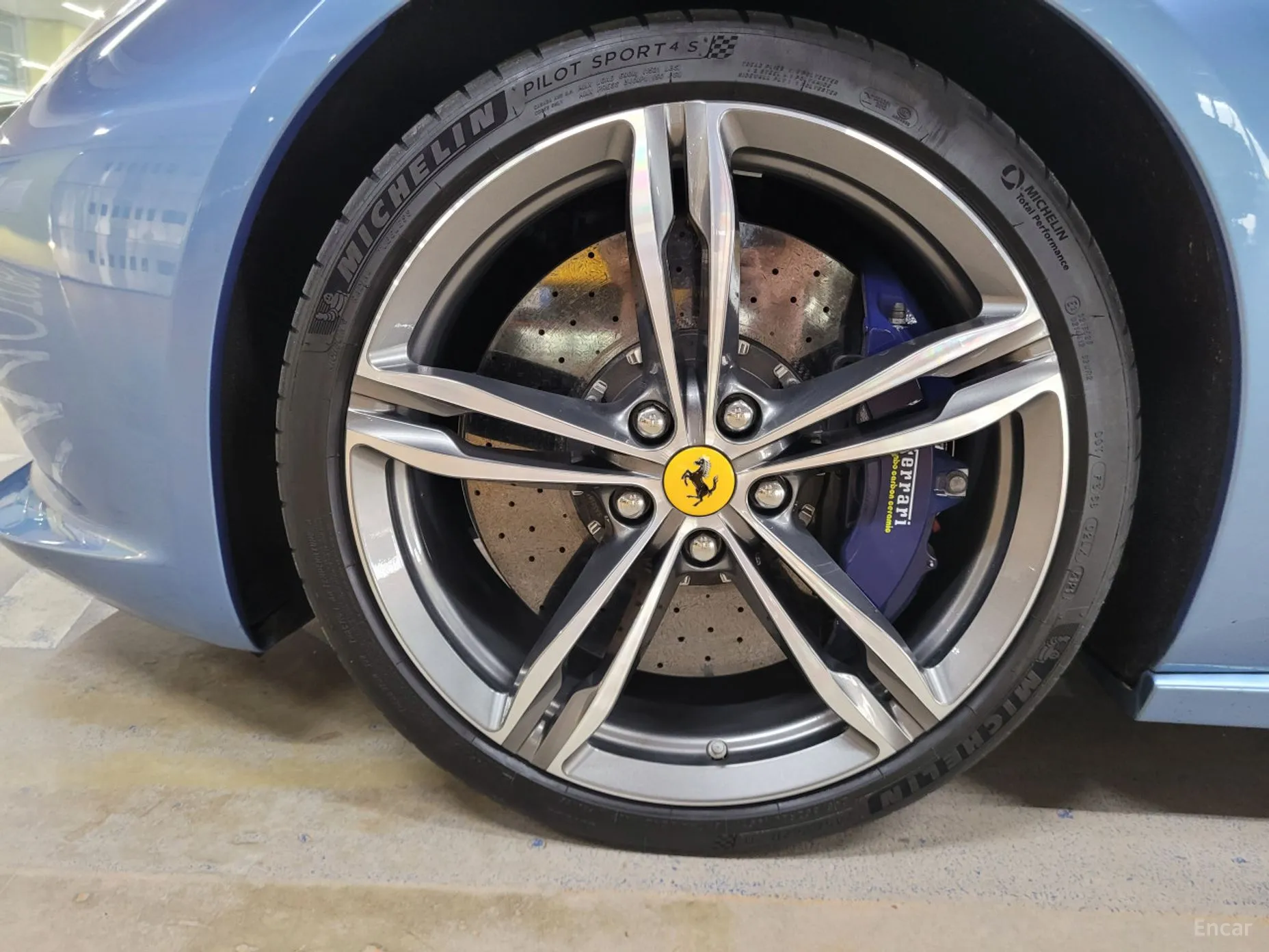 Ferrari GTC4 Rousseau превью 19