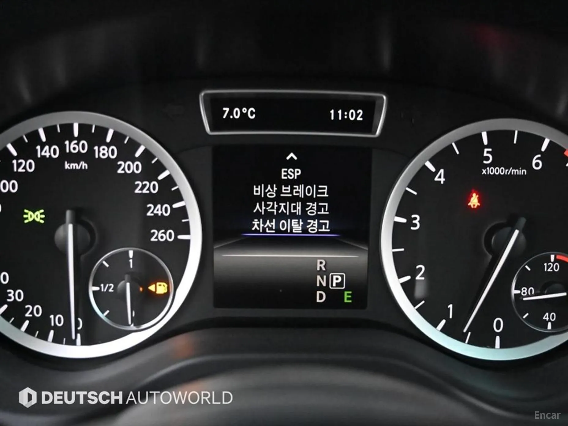 Infiniti Q30 превью 17