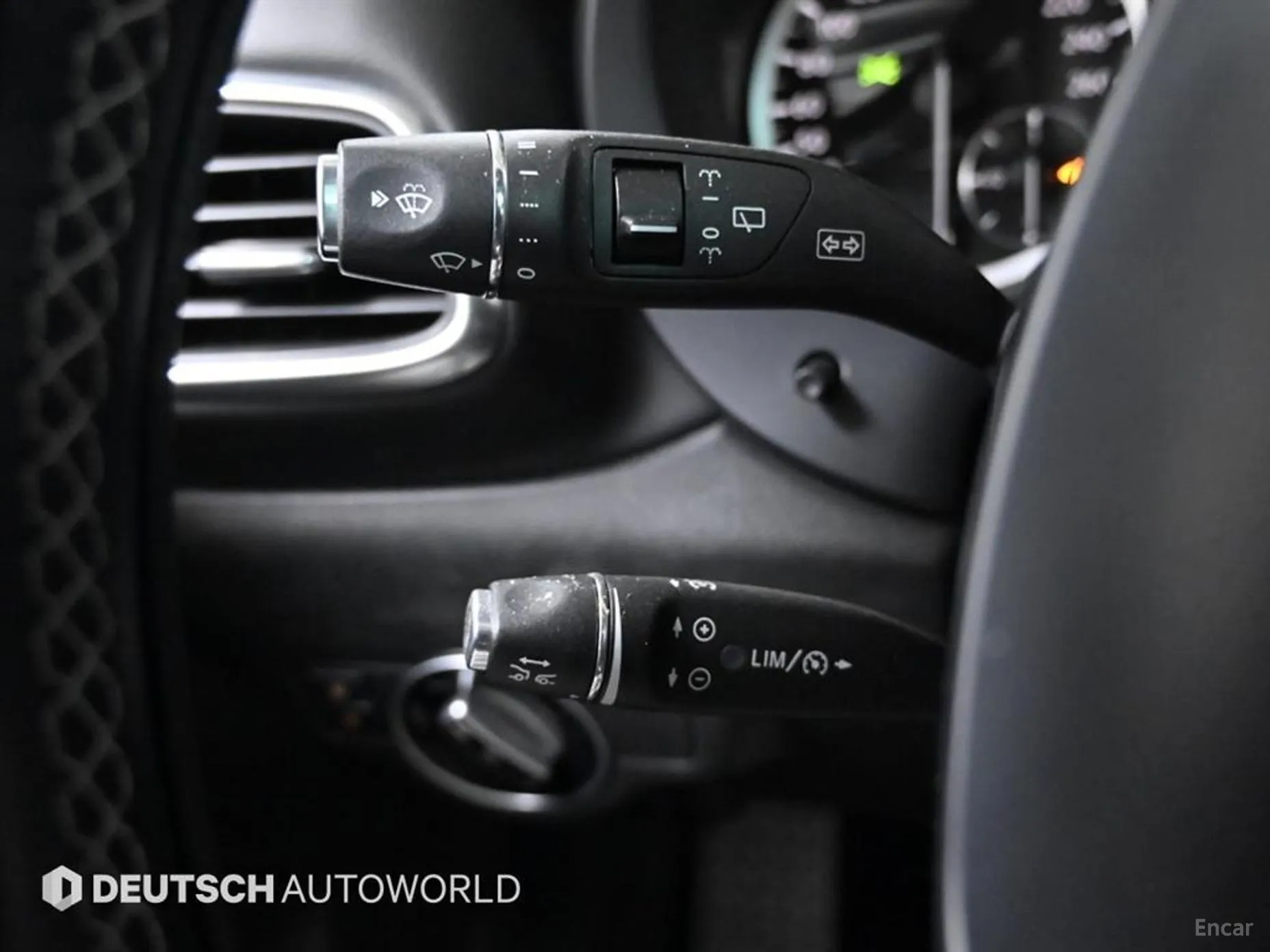 Infiniti Q30 превью 18