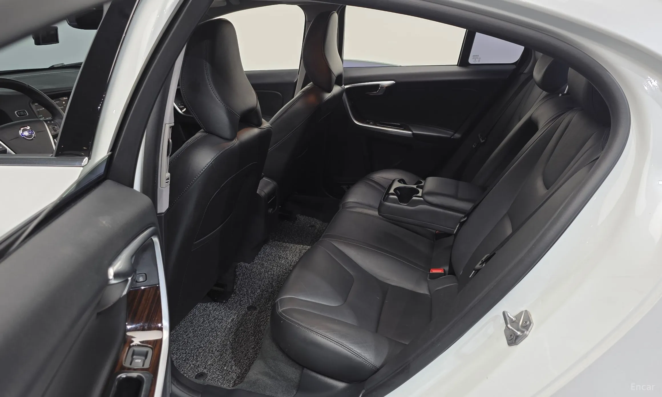 Volvo S60 превью 12