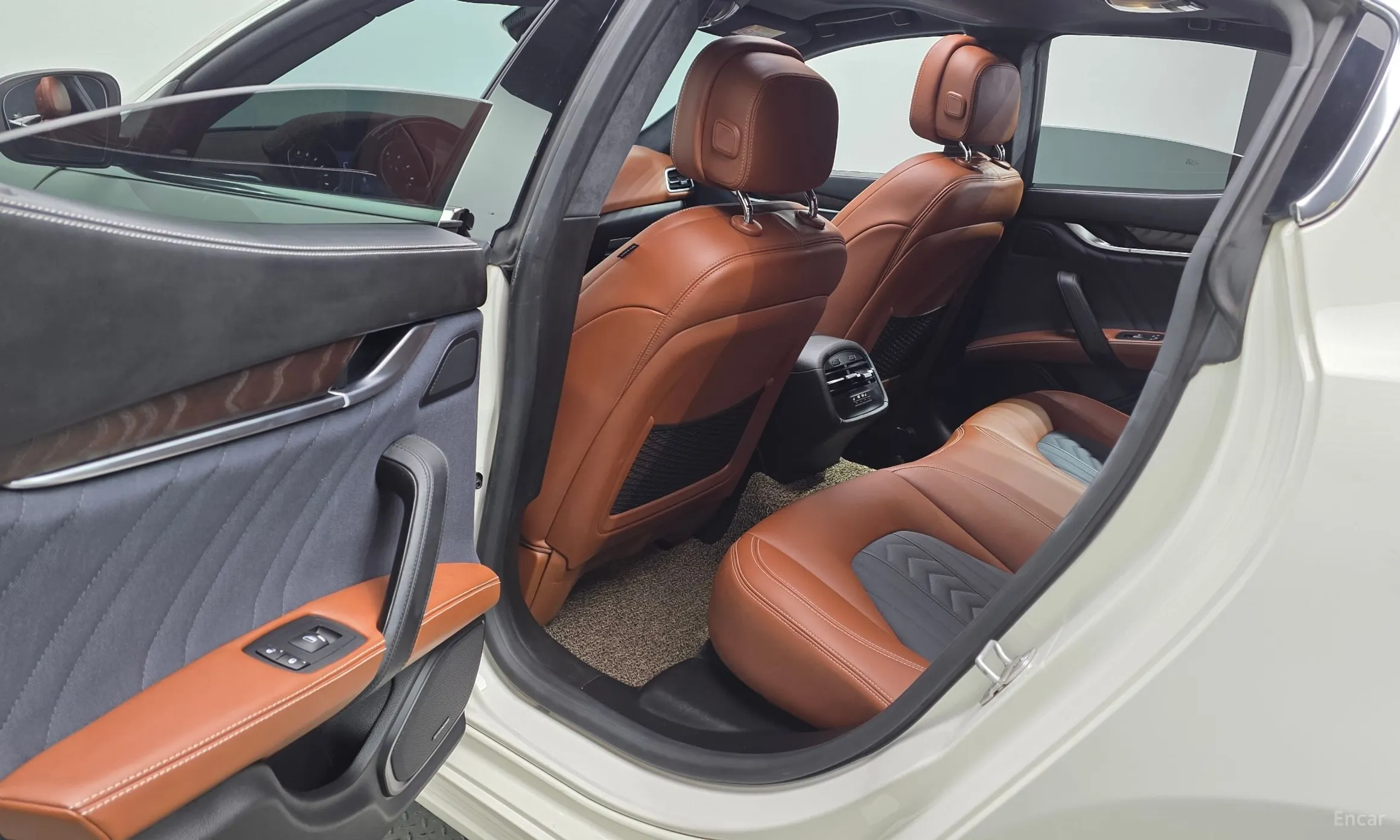 Maserati Ghibli превью 12