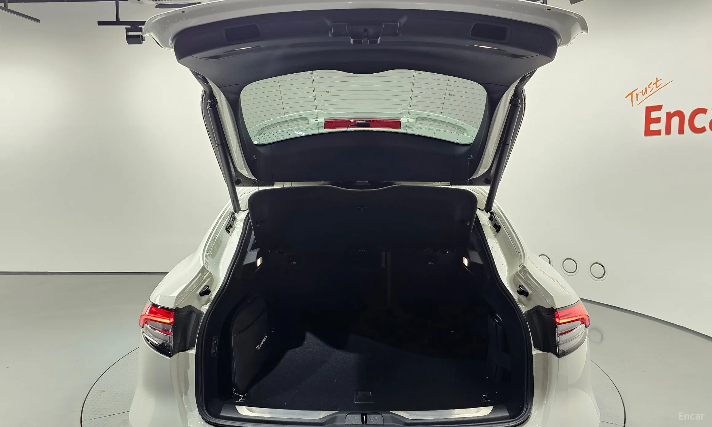 Maserati Levante превью 20