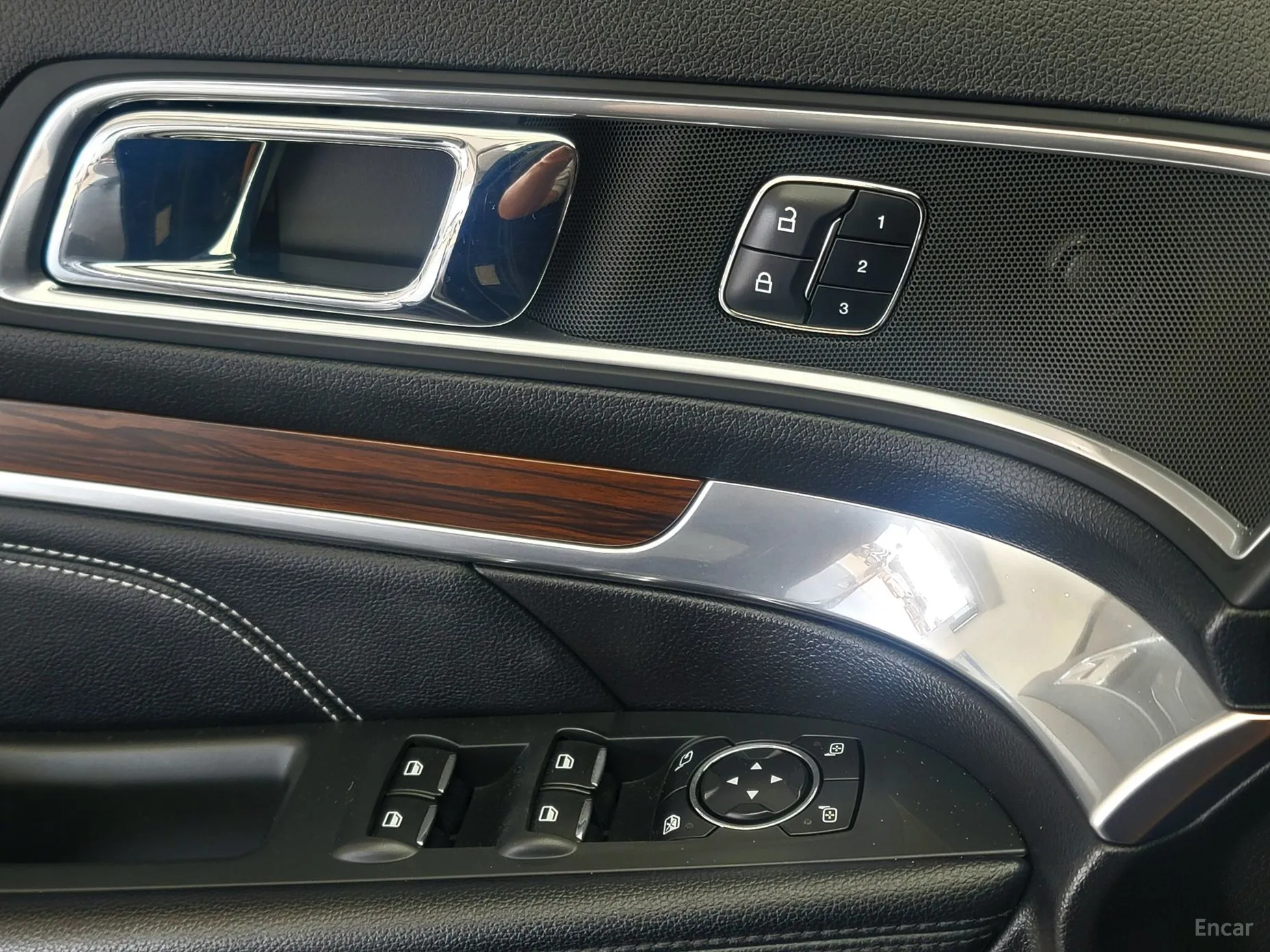Ford Explorer превью 17