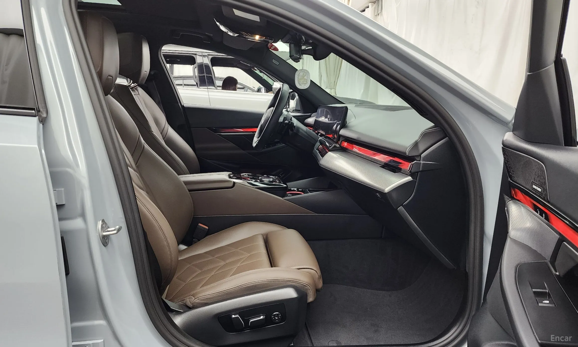 BMW 5 Series (G60) превью 11