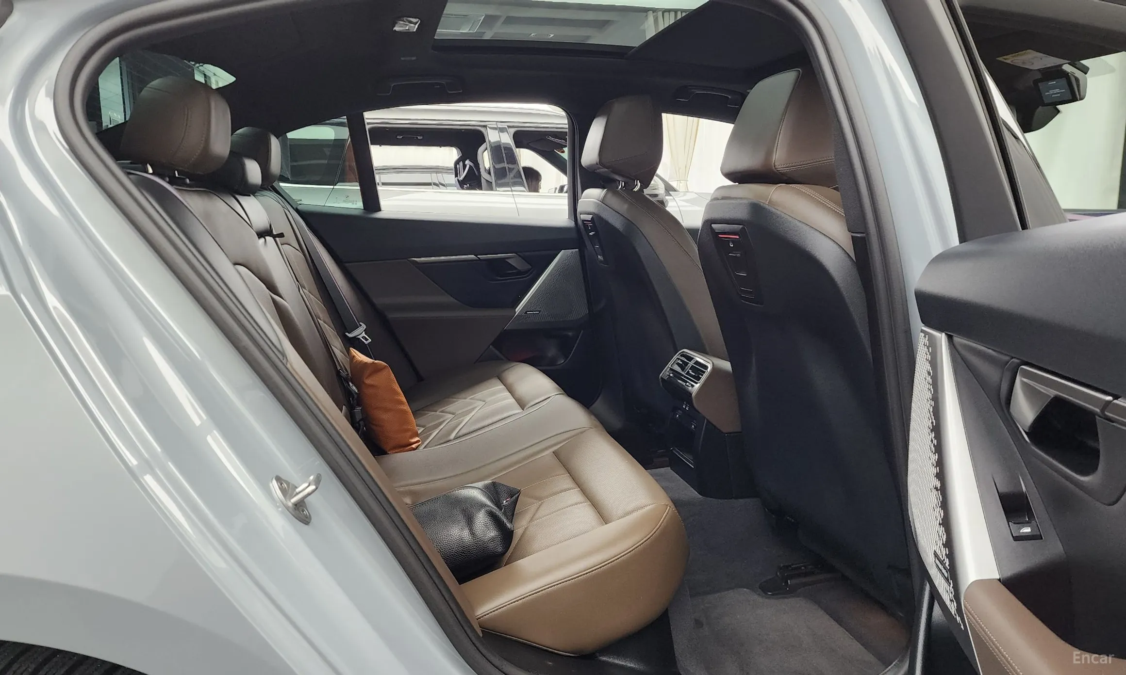 BMW 5 Series (G60) превью 12