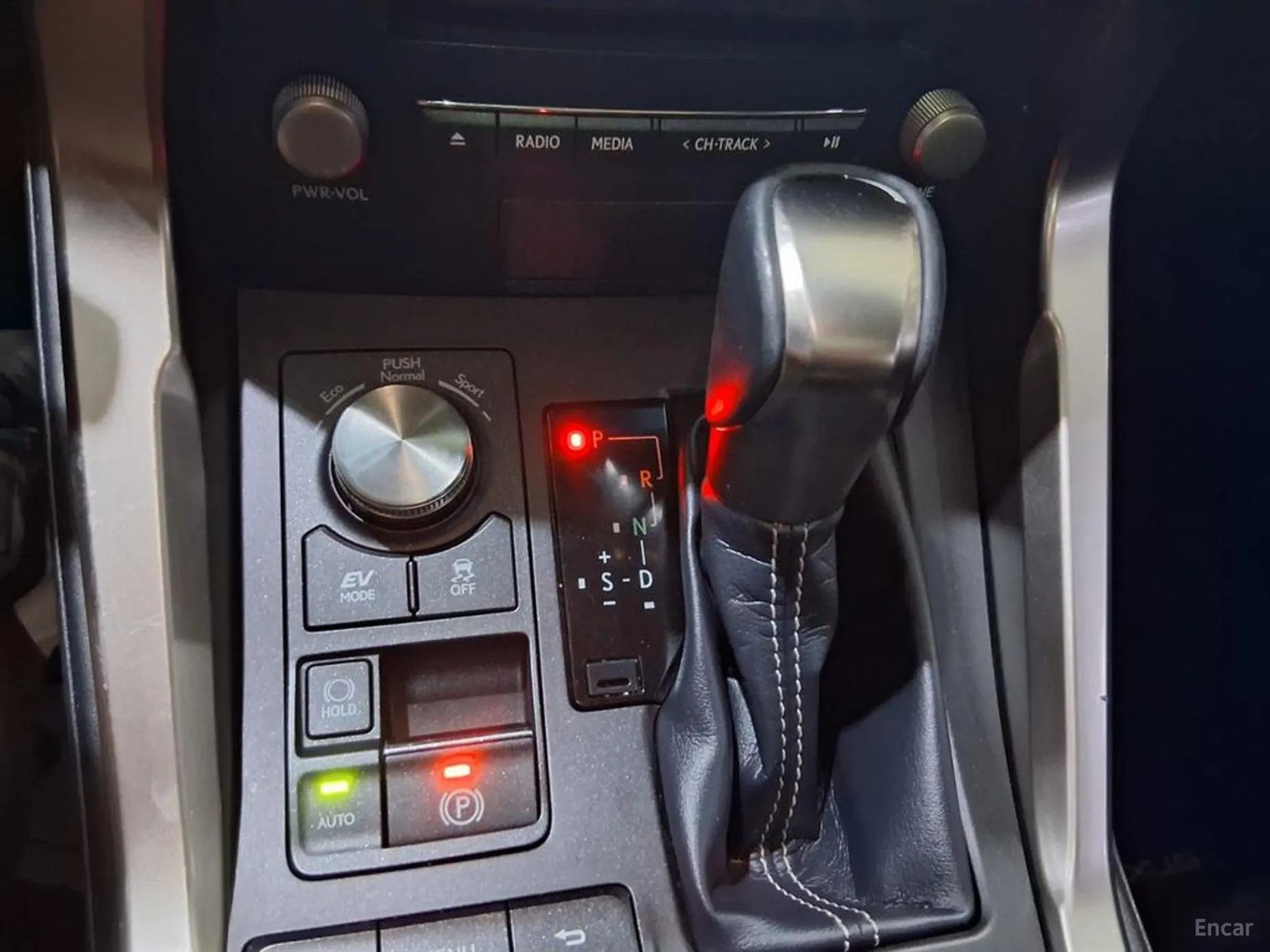 Lexus NX300h превью 18