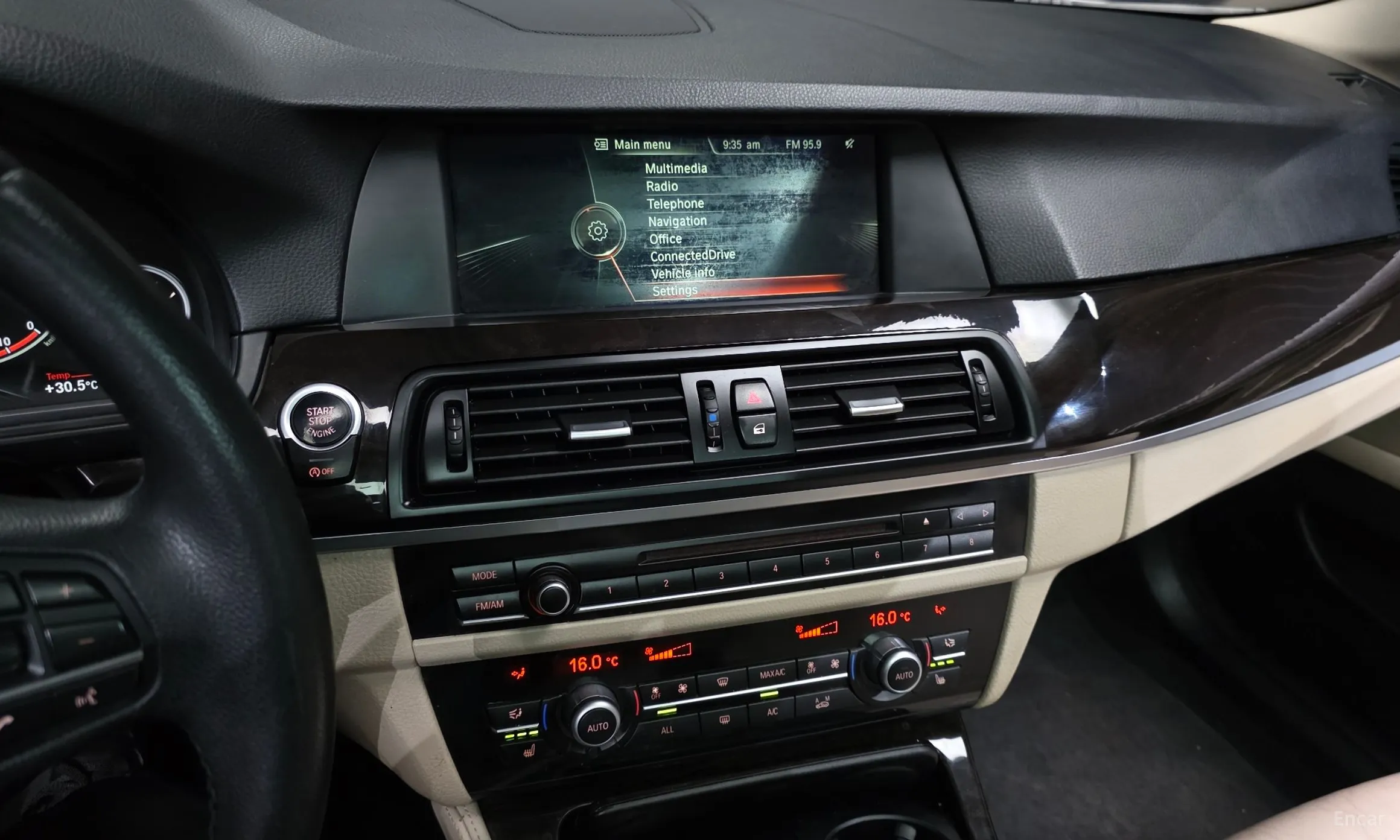 BMW 5 Series (F10) превью 14