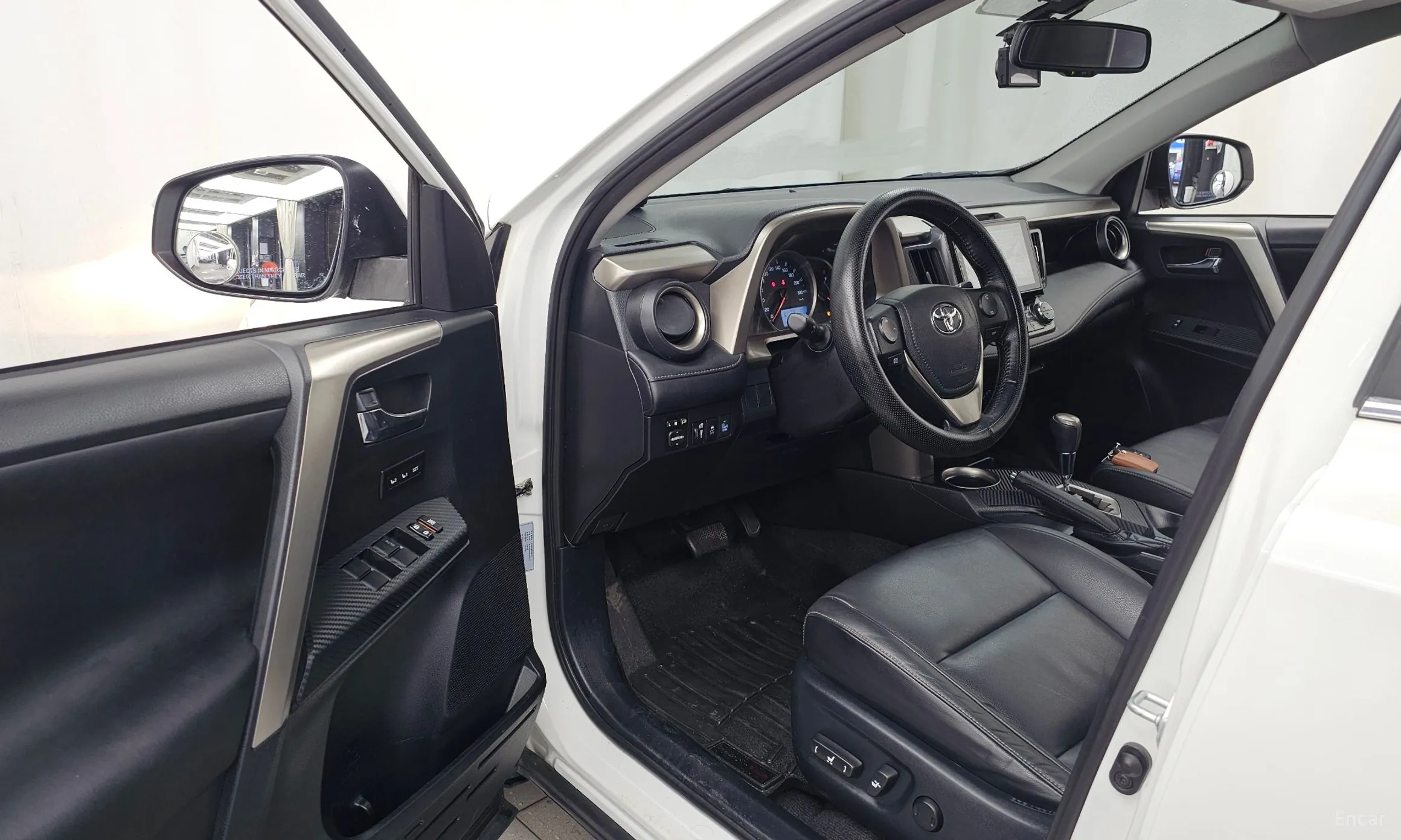 Toyota RAV4 превью 10