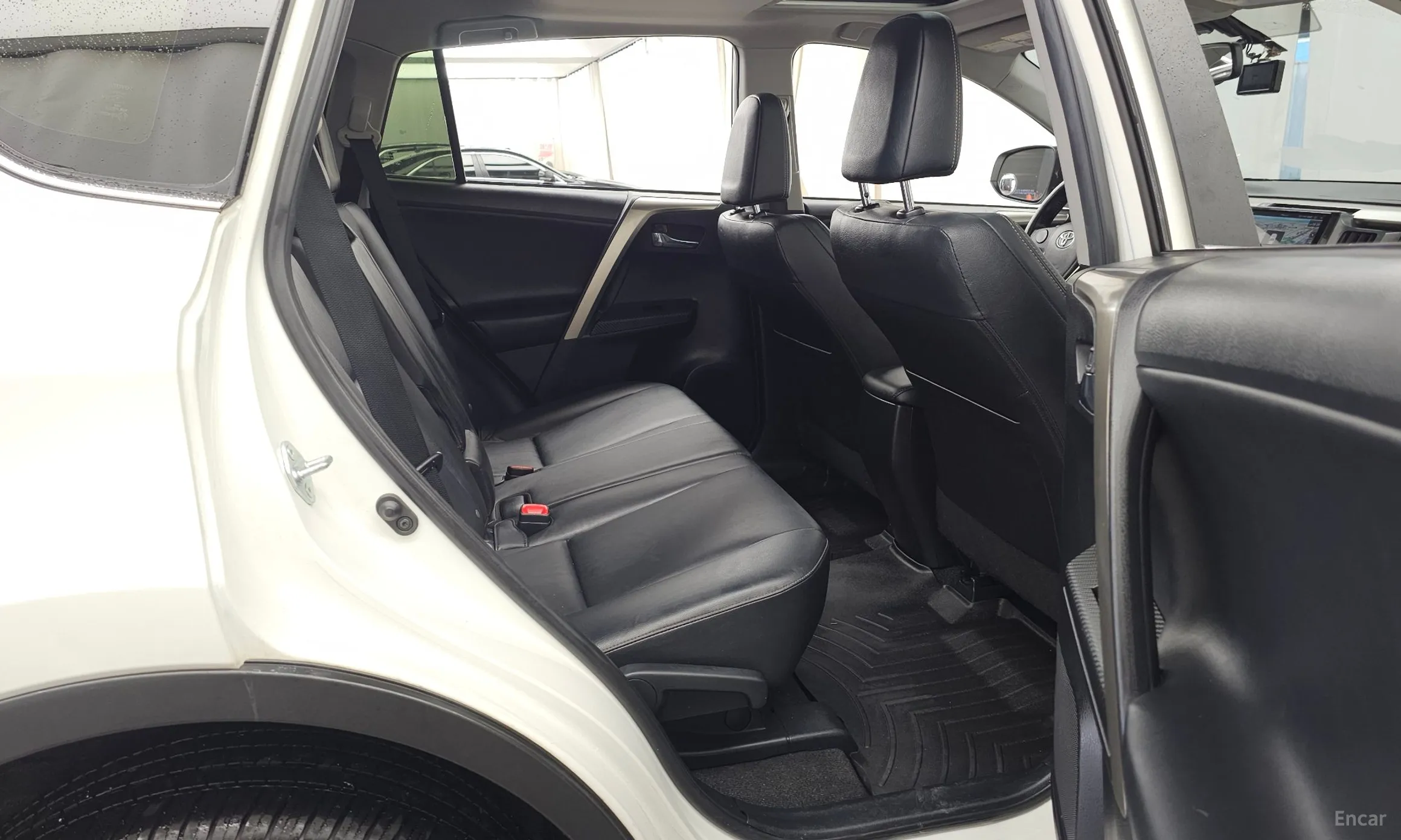 Toyota RAV4 превью 12