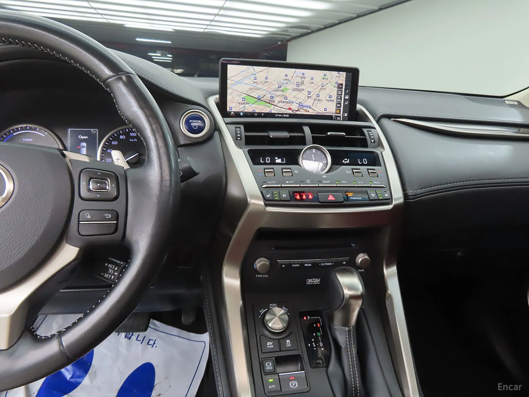 Lexus NX300h превью 10