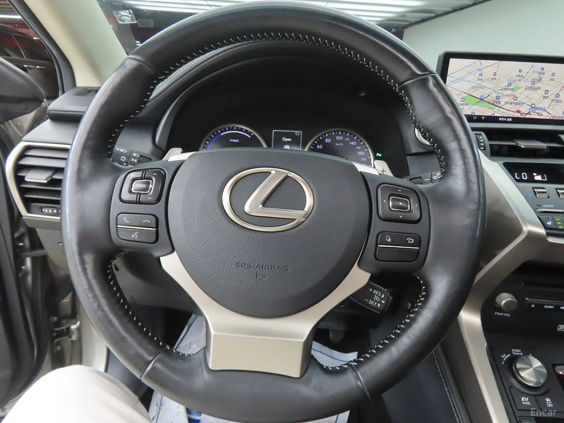Lexus NX300h превью 8
