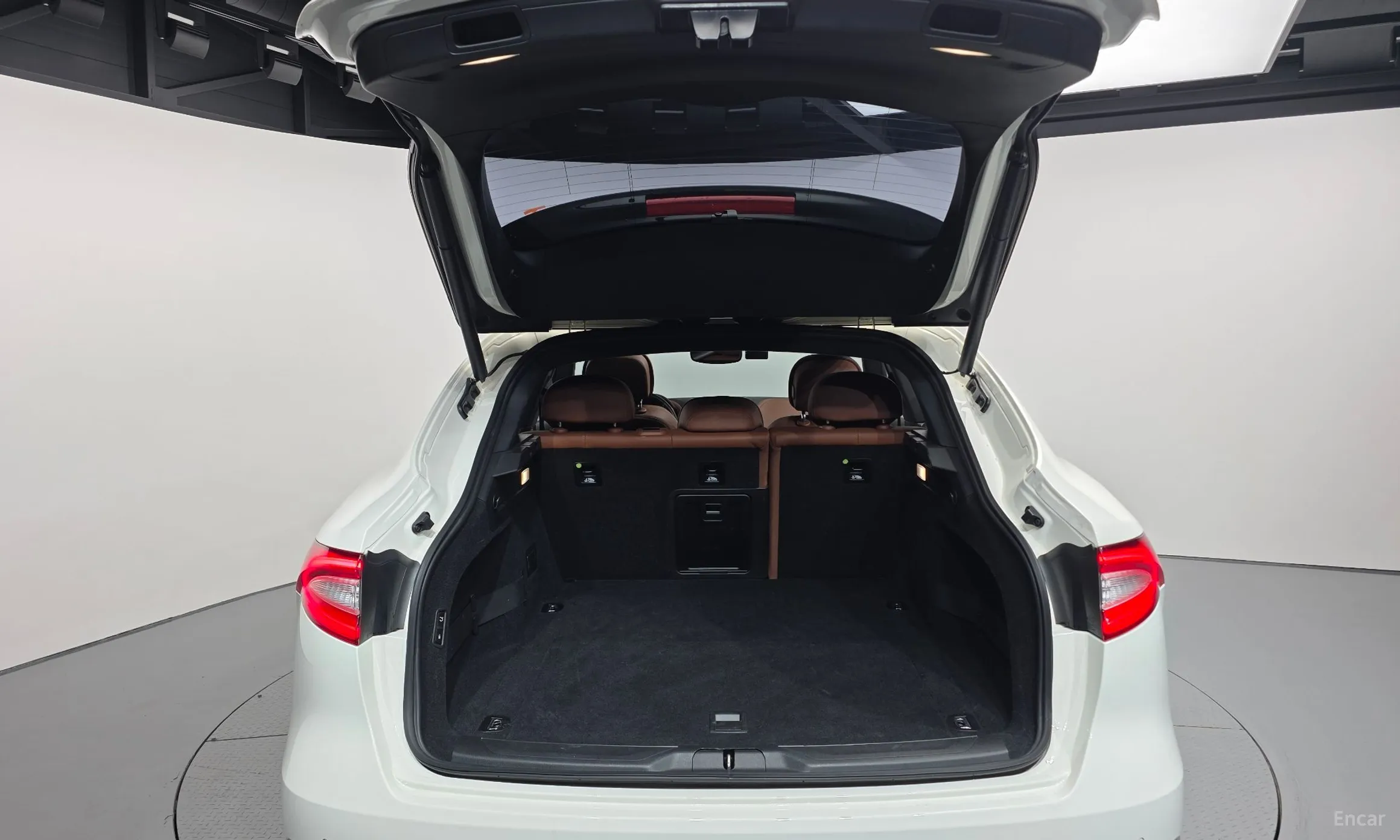 Maserati Levante превью 20