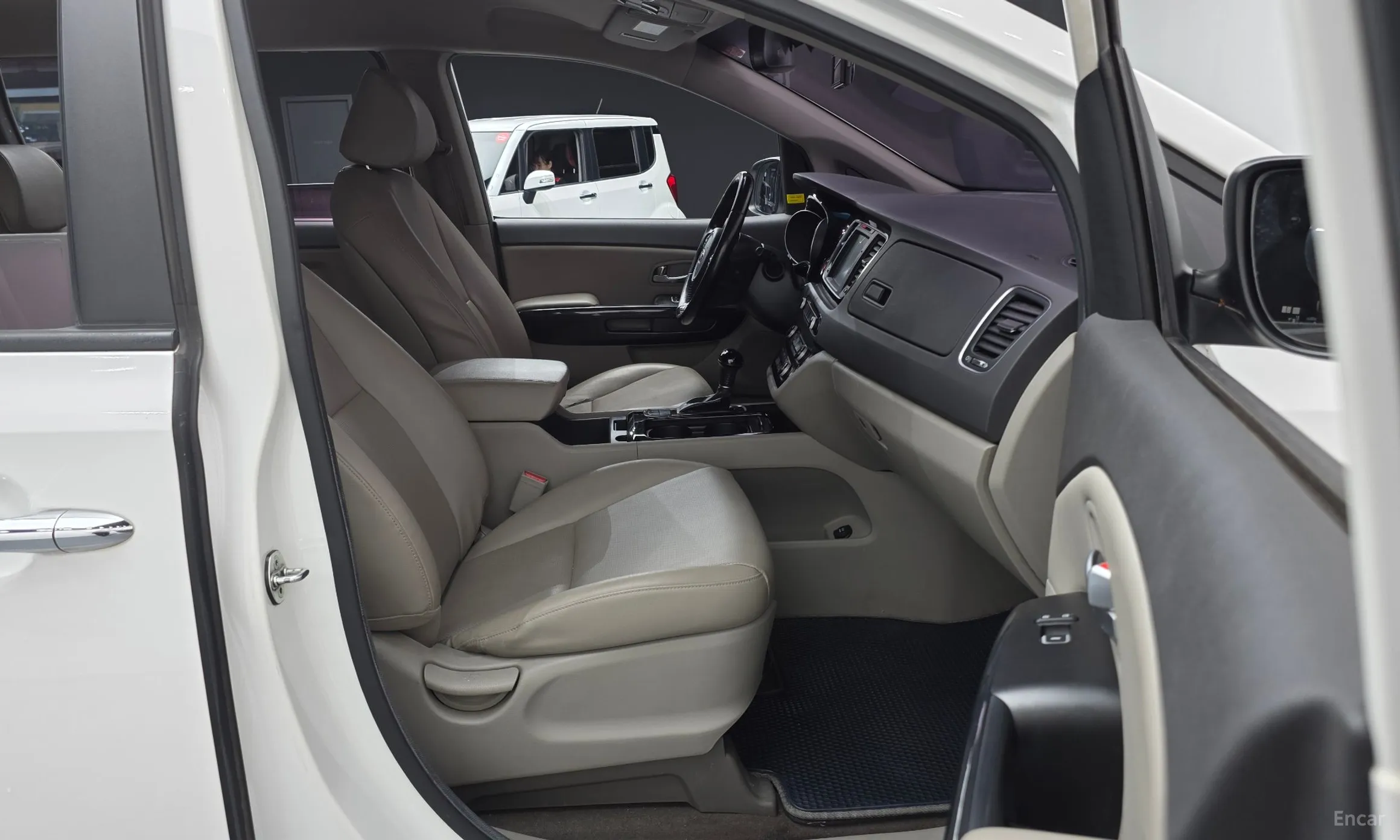 Kia Carnival превью 11
