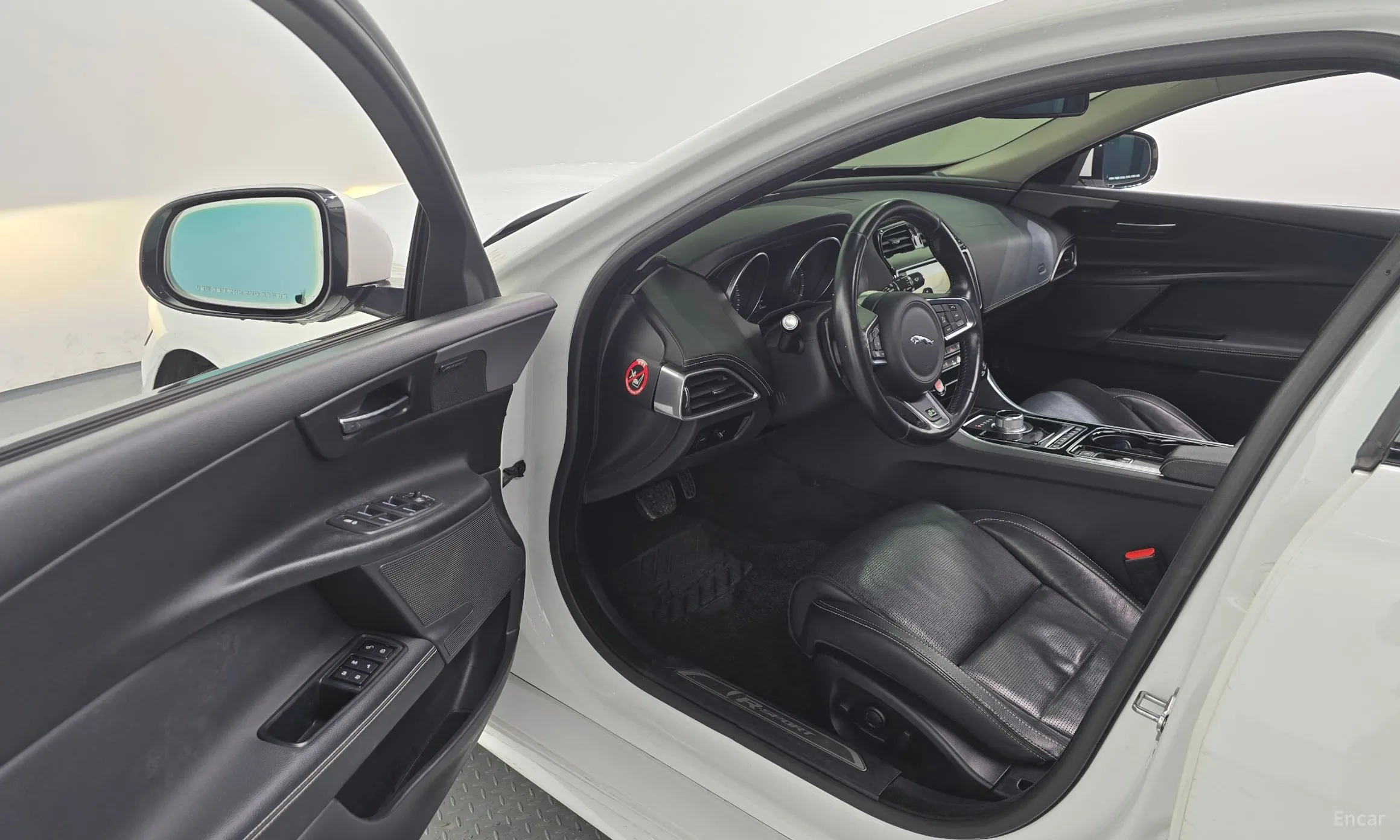 Jaguar XE превью 10