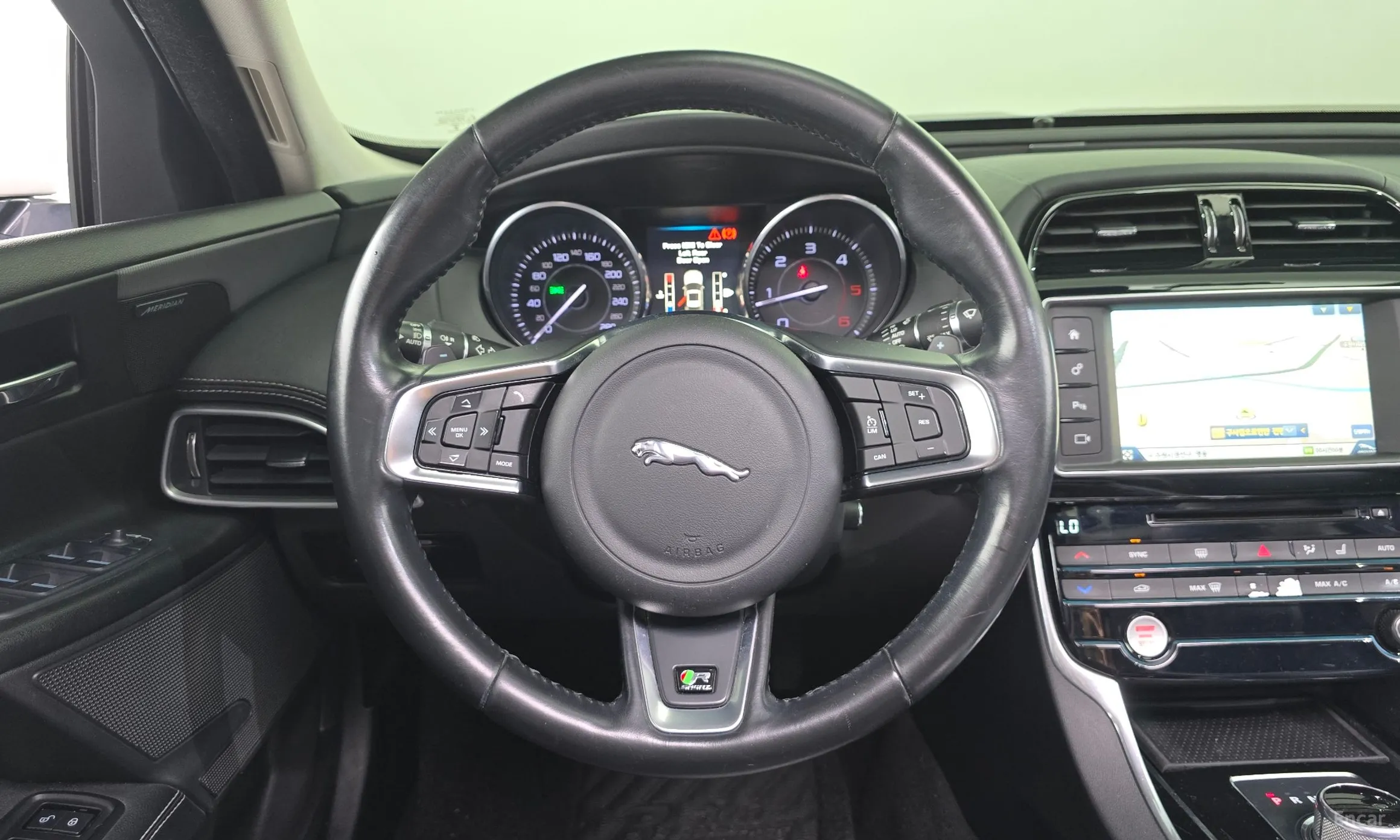 Jaguar XE превью 15