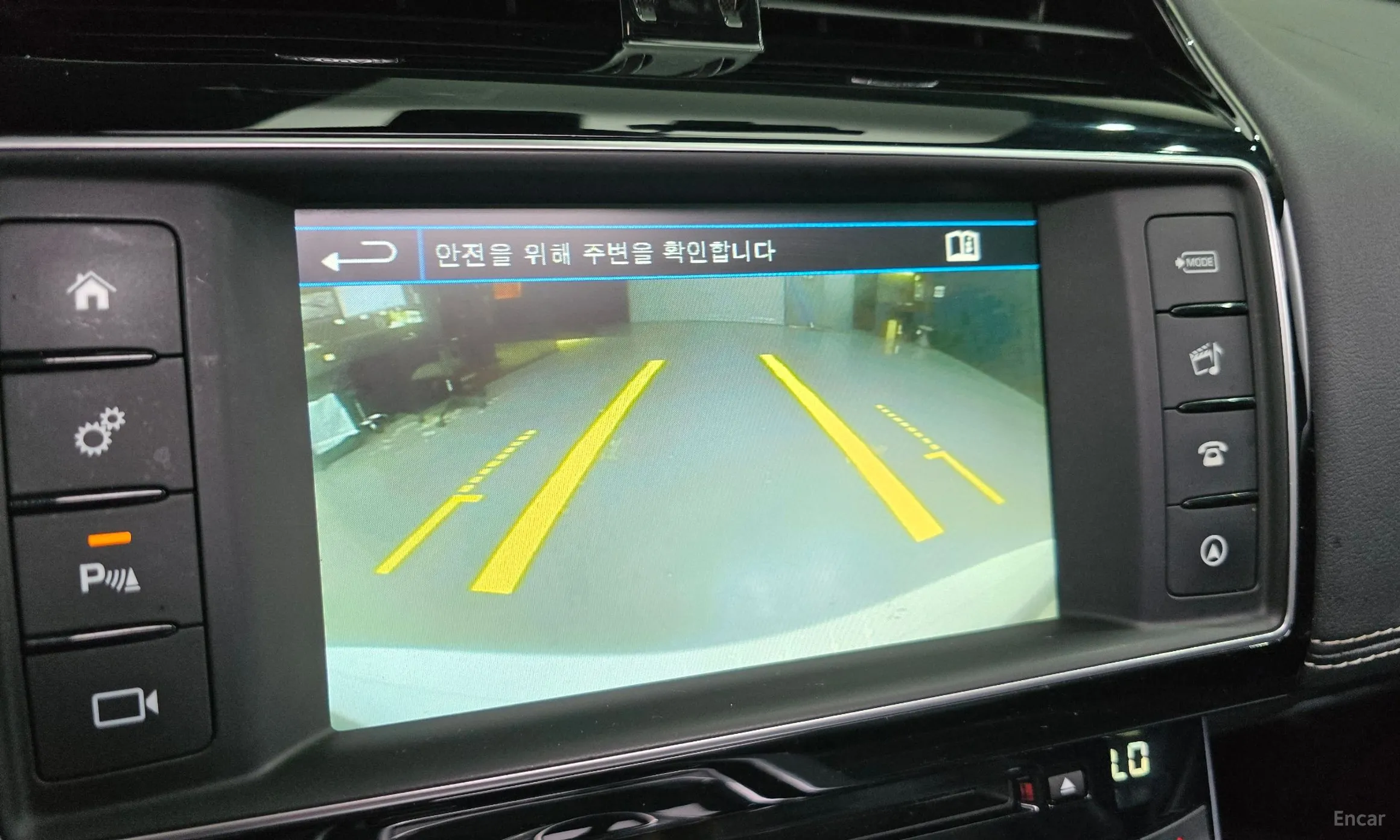 Jaguar XE превью 16