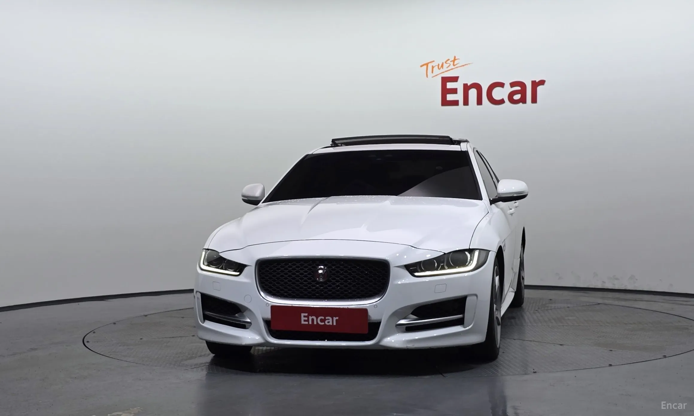 Jaguar XE превью 3