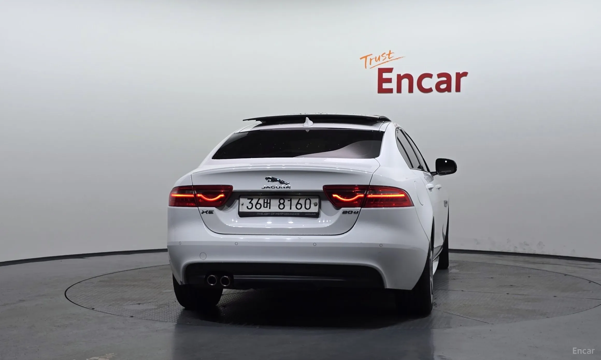 Jaguar XE превью 4