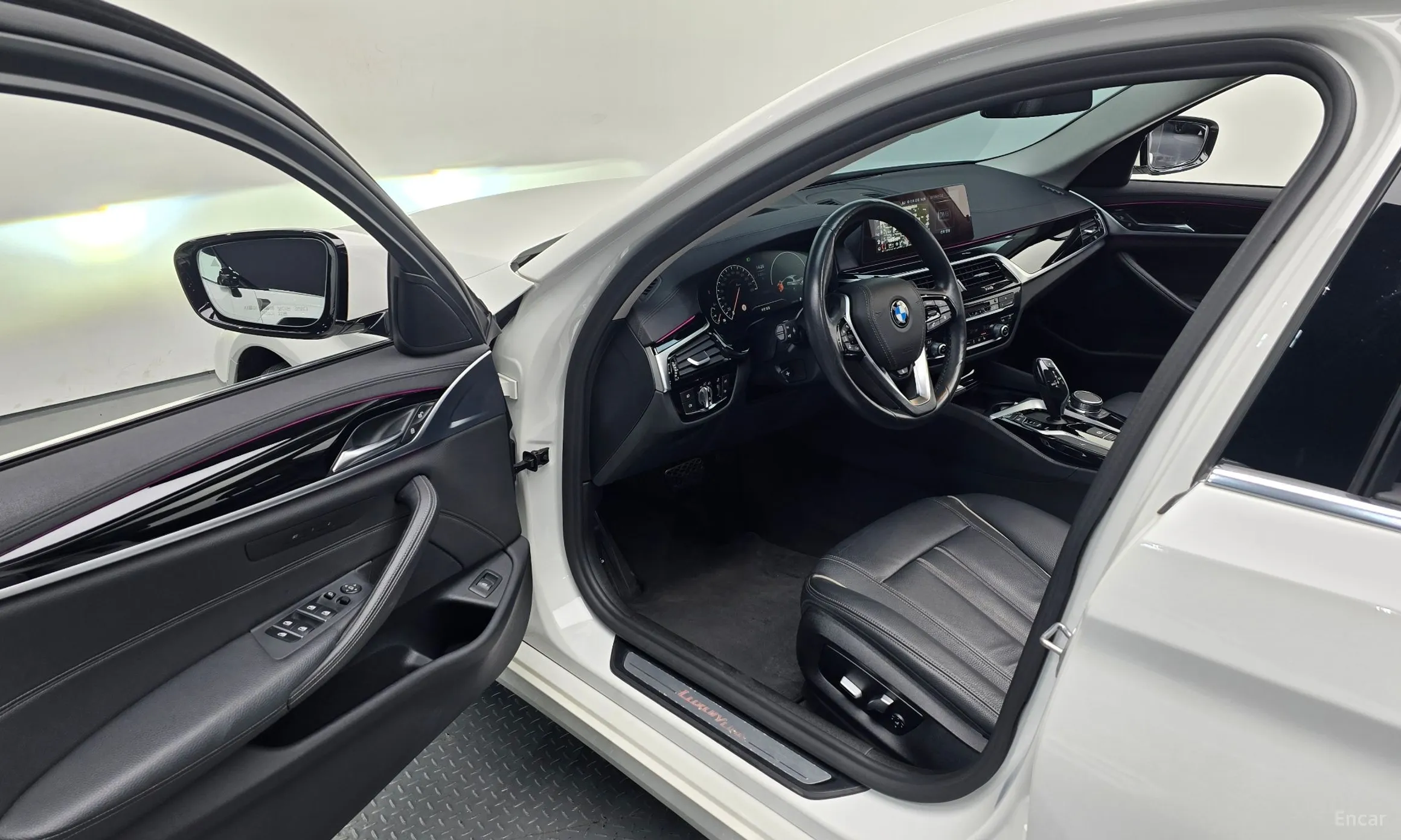 BMW 5 Series (G30) превью 11