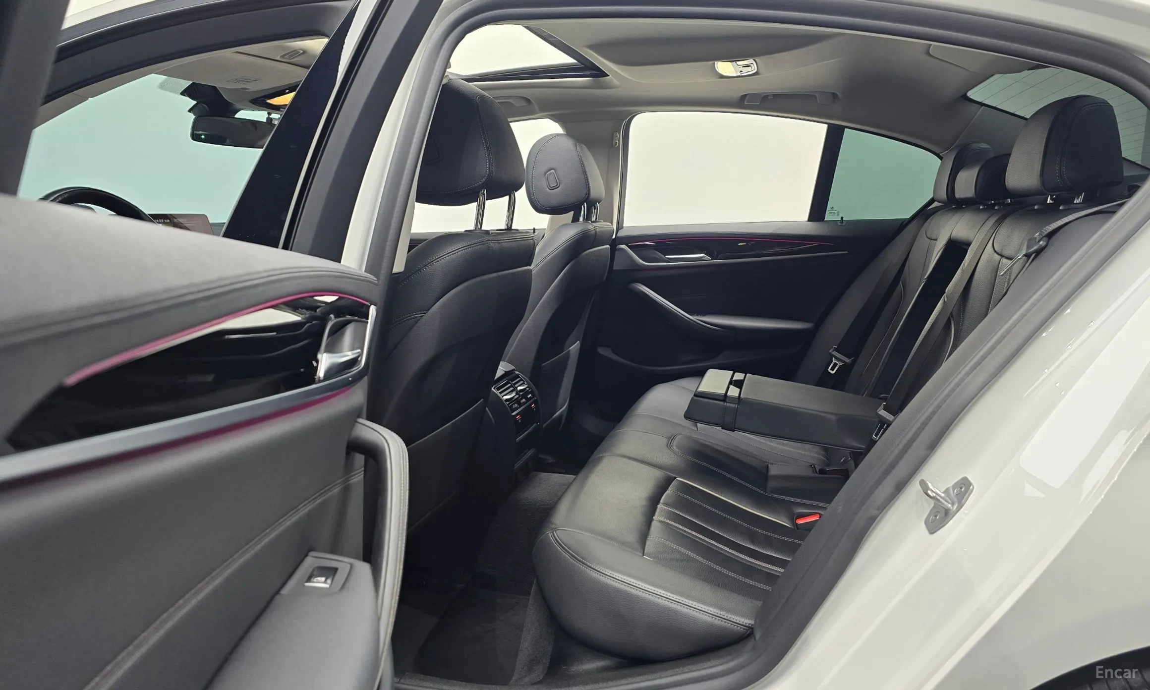 BMW 5 Series (G30) превью 12