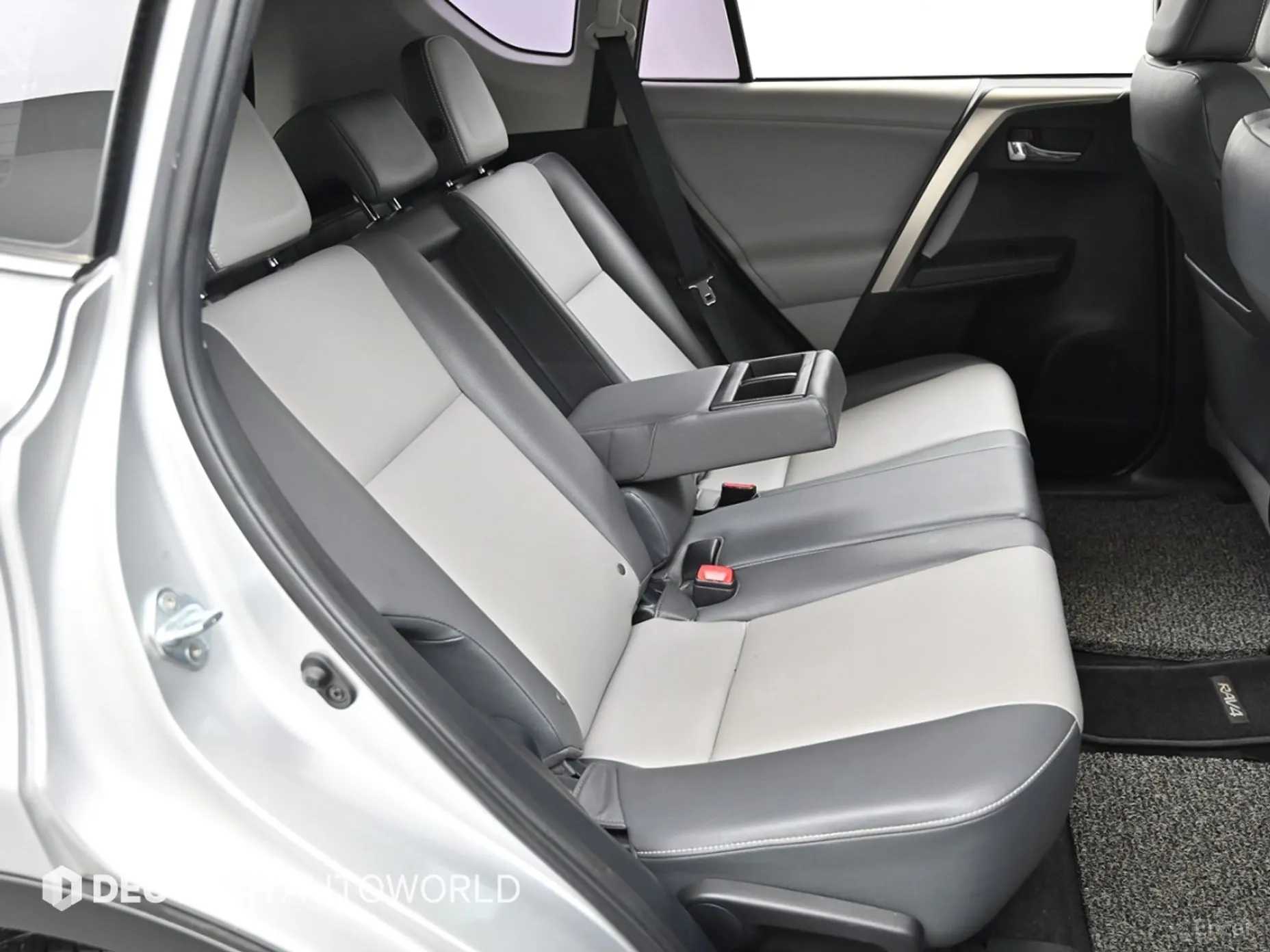 Toyota RAV4 превью 12