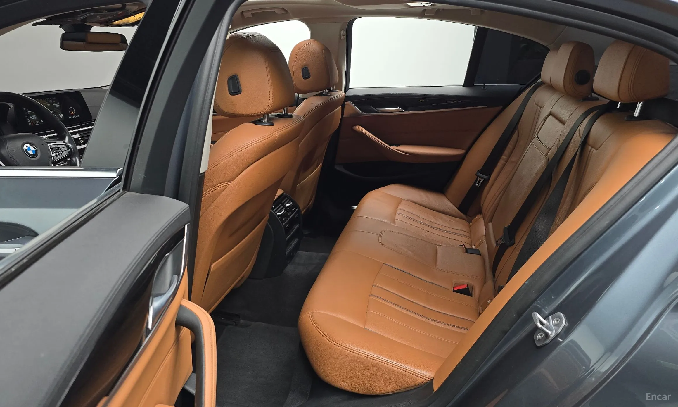 BMW 5 Series (G30) превью 12