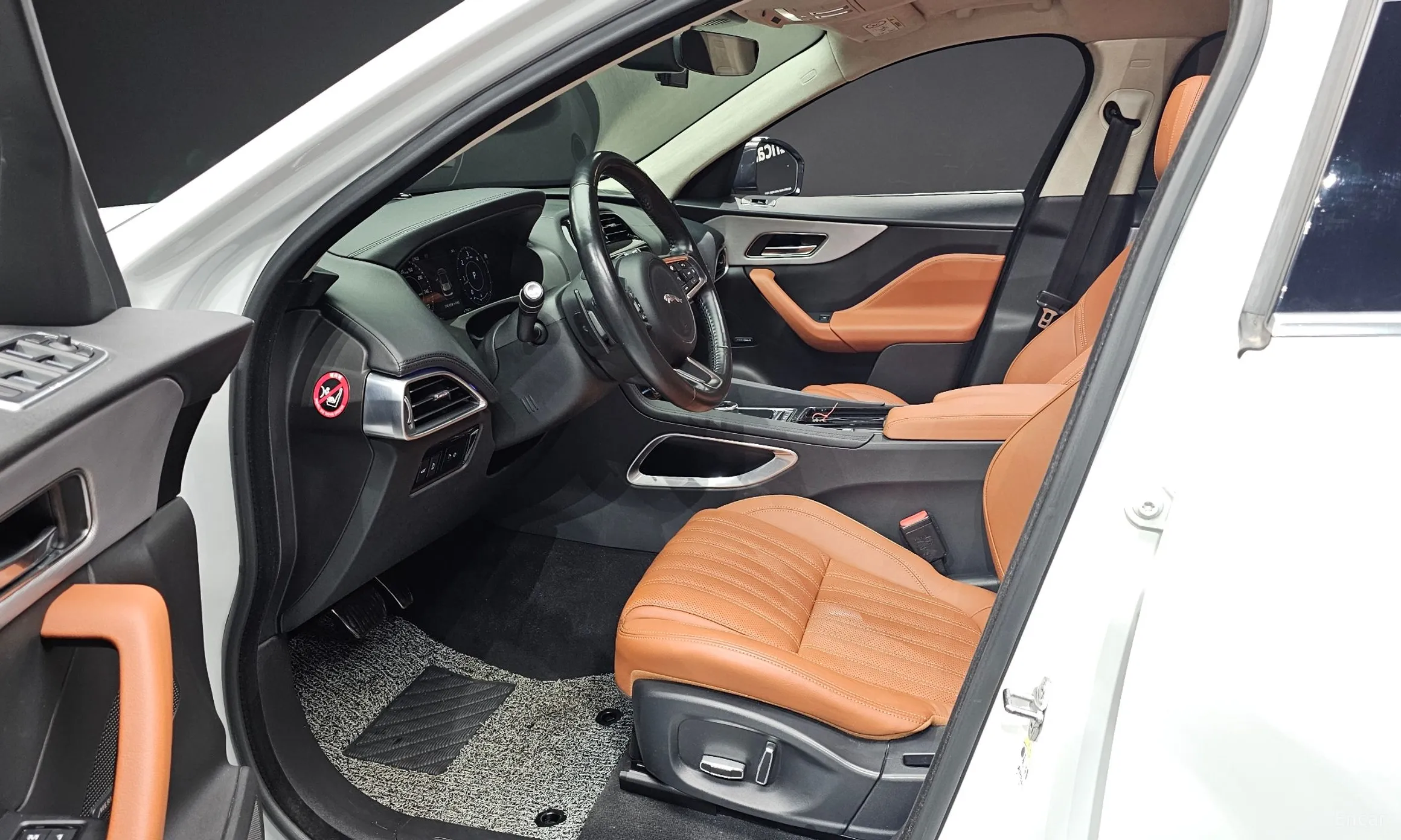 Jaguar F-PACE превью 10