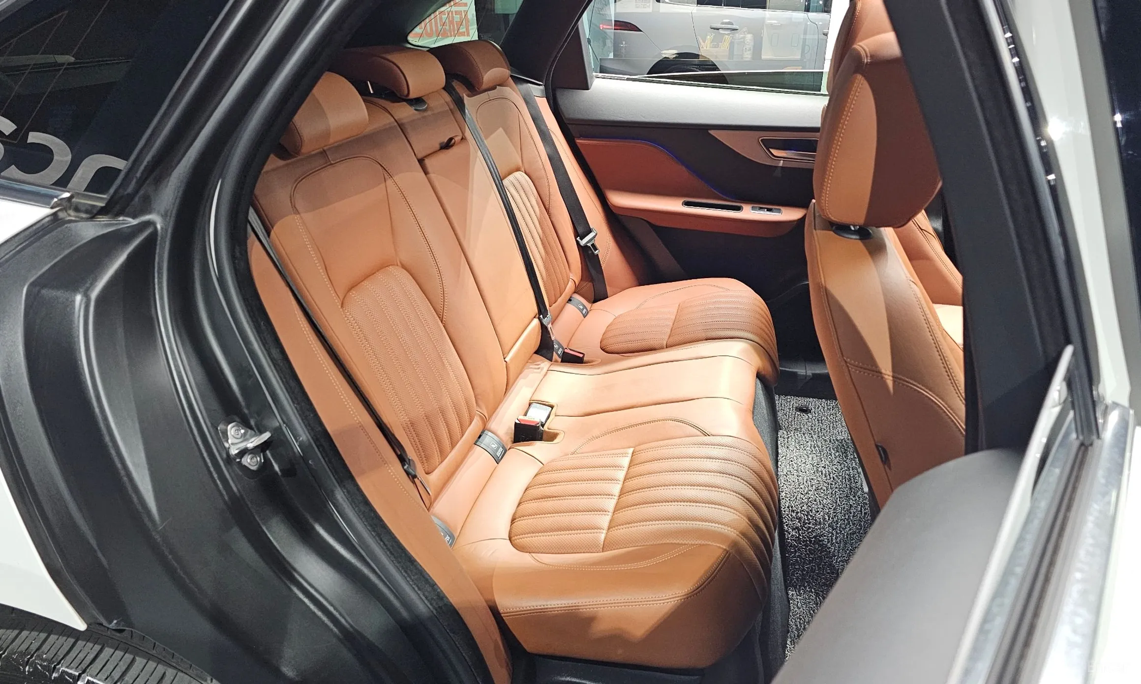 Jaguar F-PACE превью 11