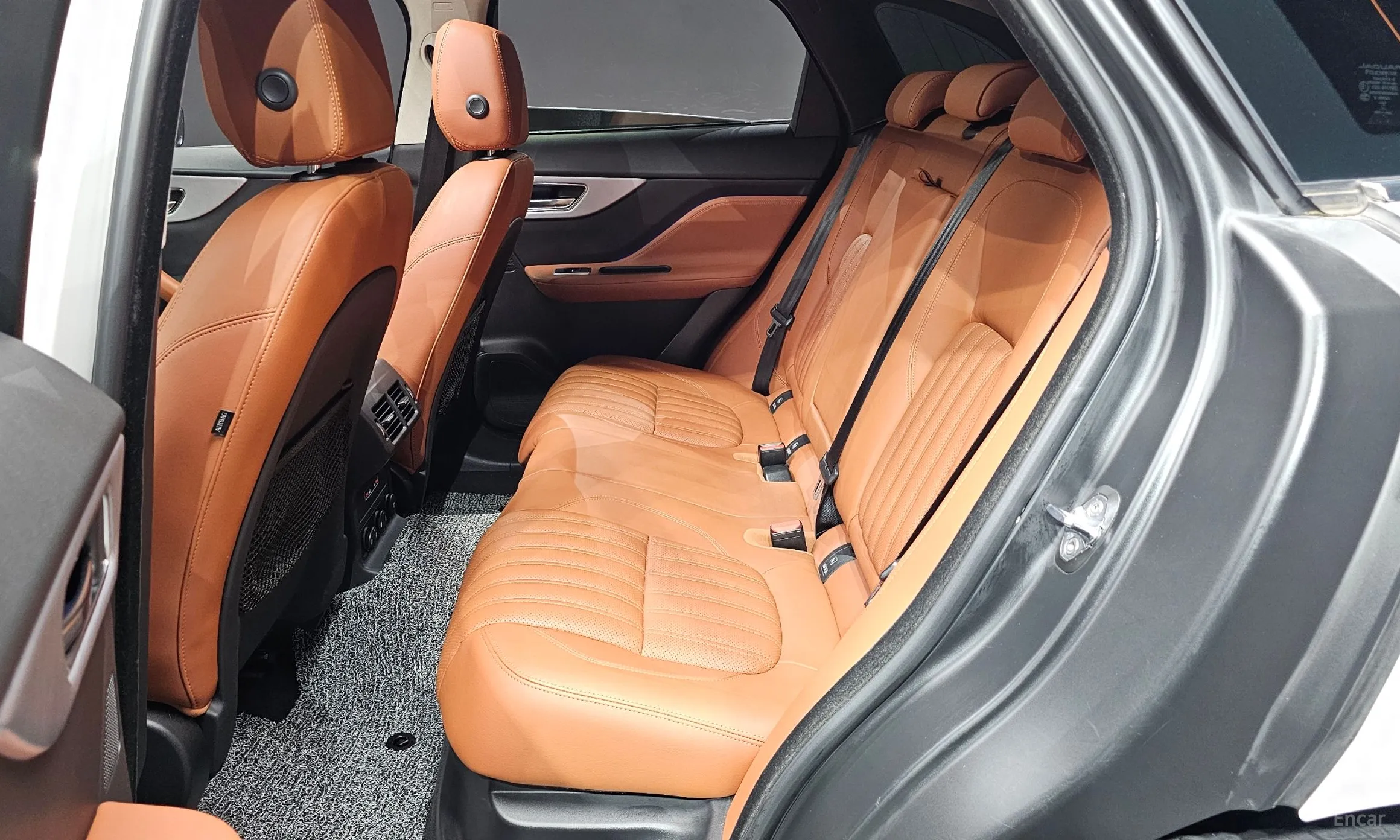 Jaguar F-PACE превью 12