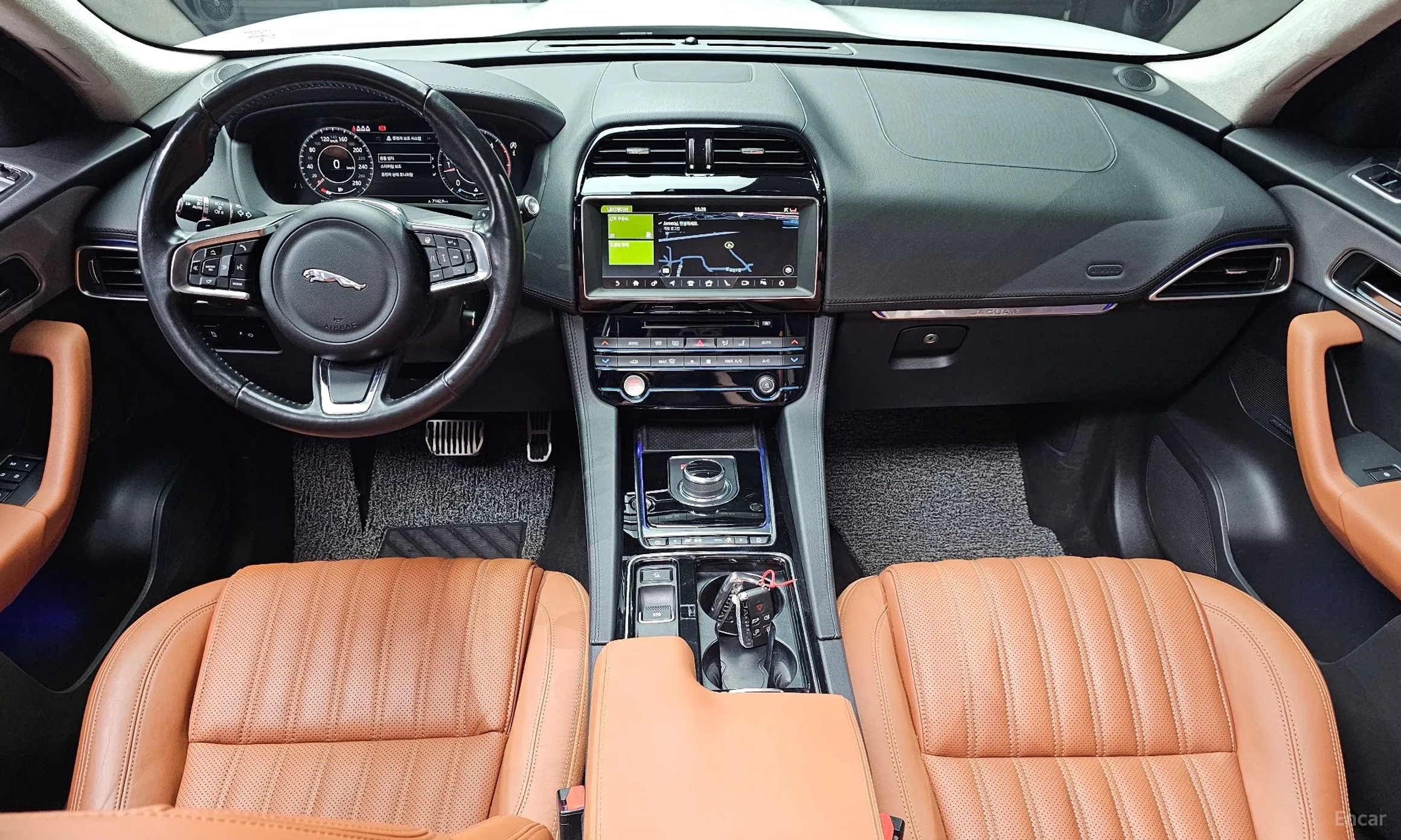 Jaguar F-PACE превью 7