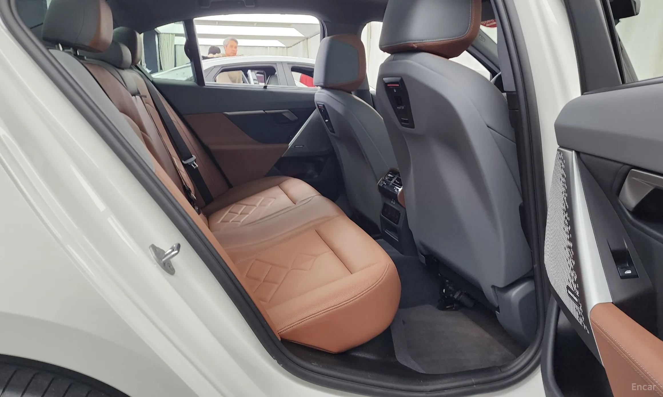 BMW 5 Series (G60) превью 12