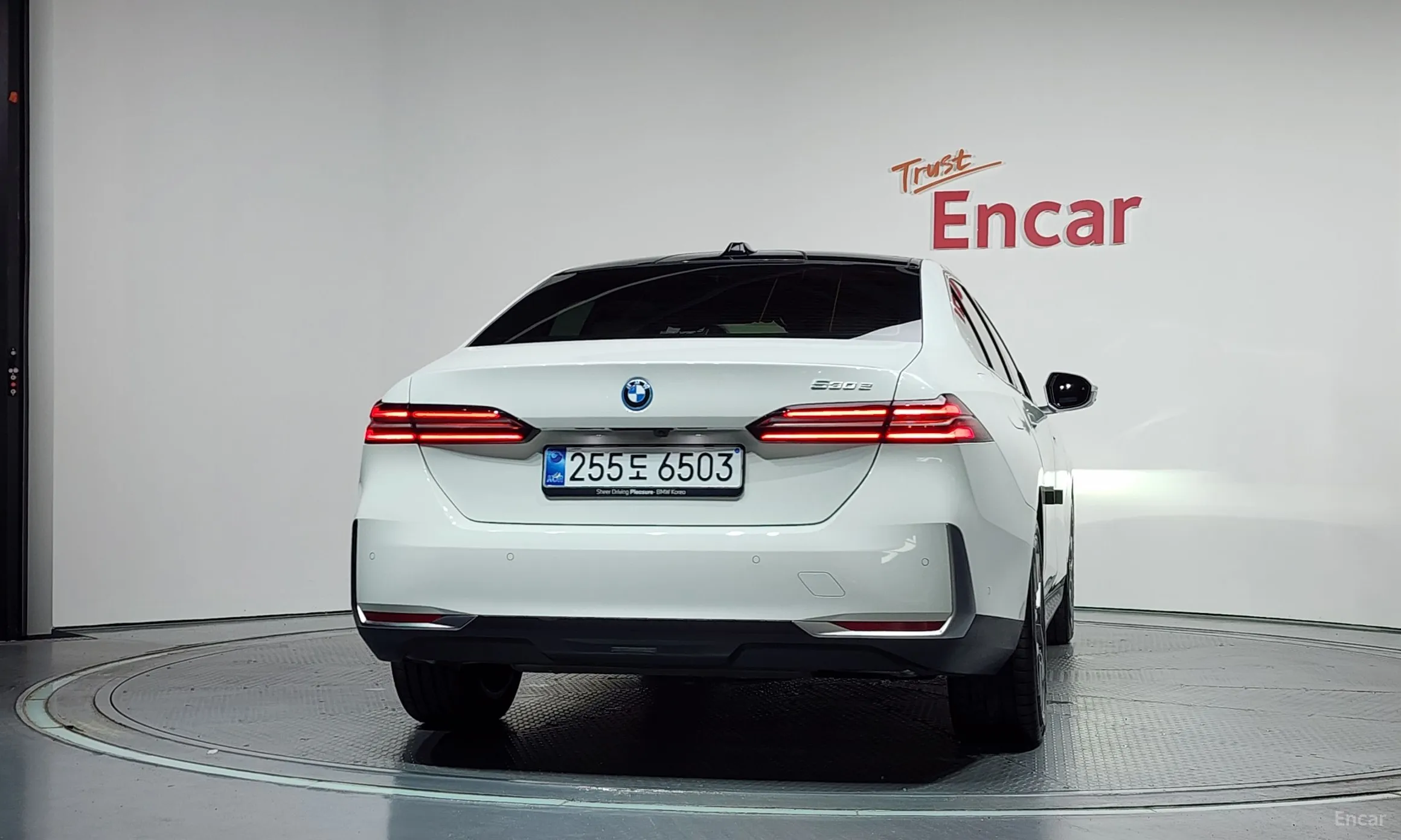 BMW 5 Series (G60) превью 4
