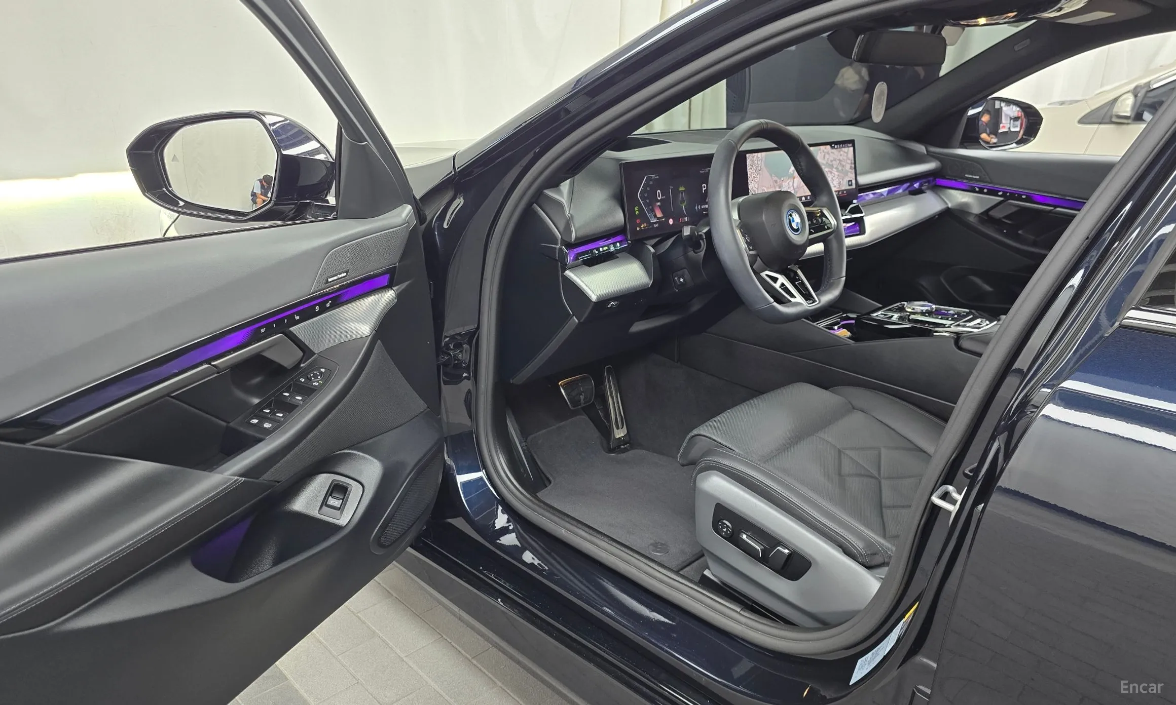 BMW 5 Series (G60) превью 10