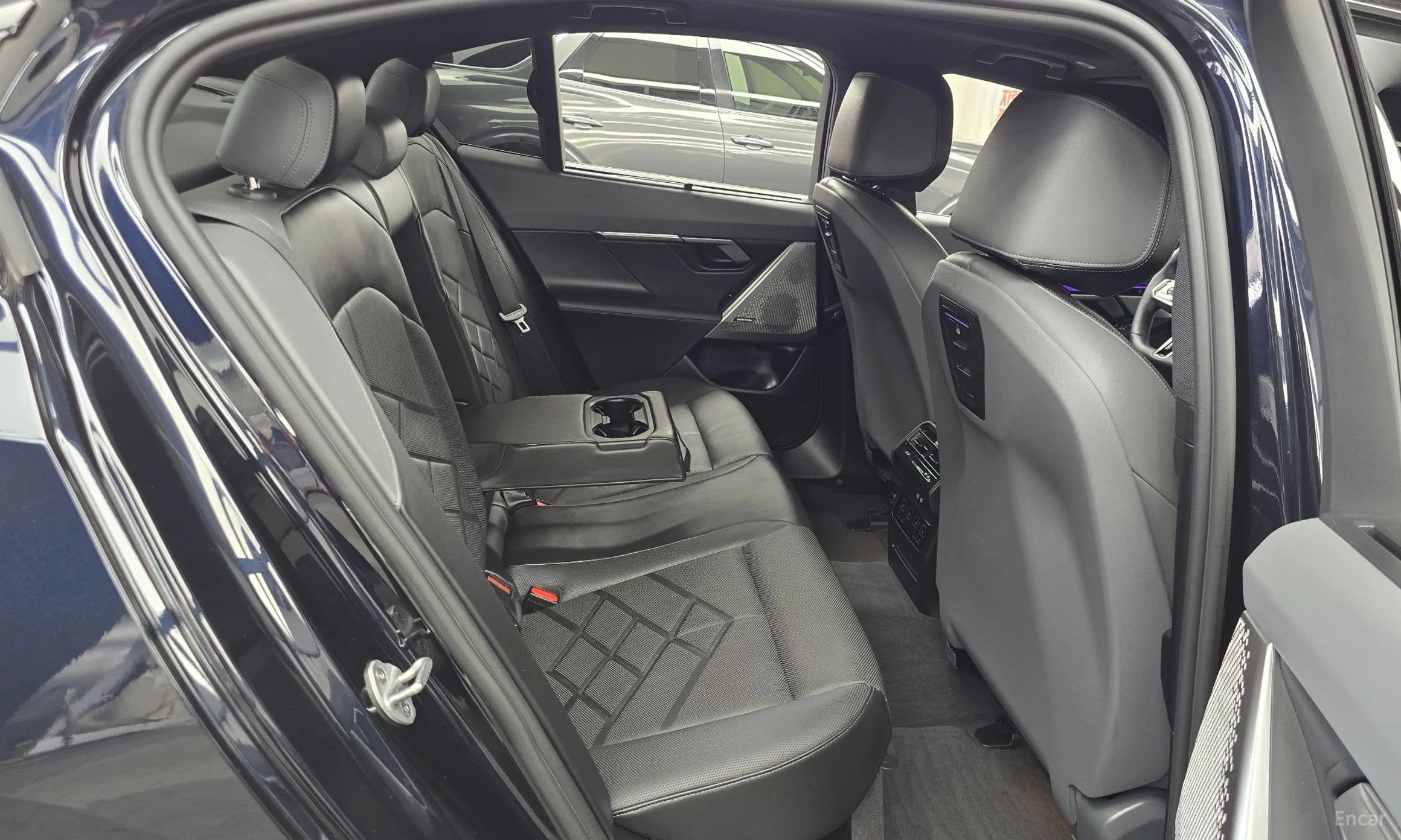 BMW 5 Series (G60) превью 11