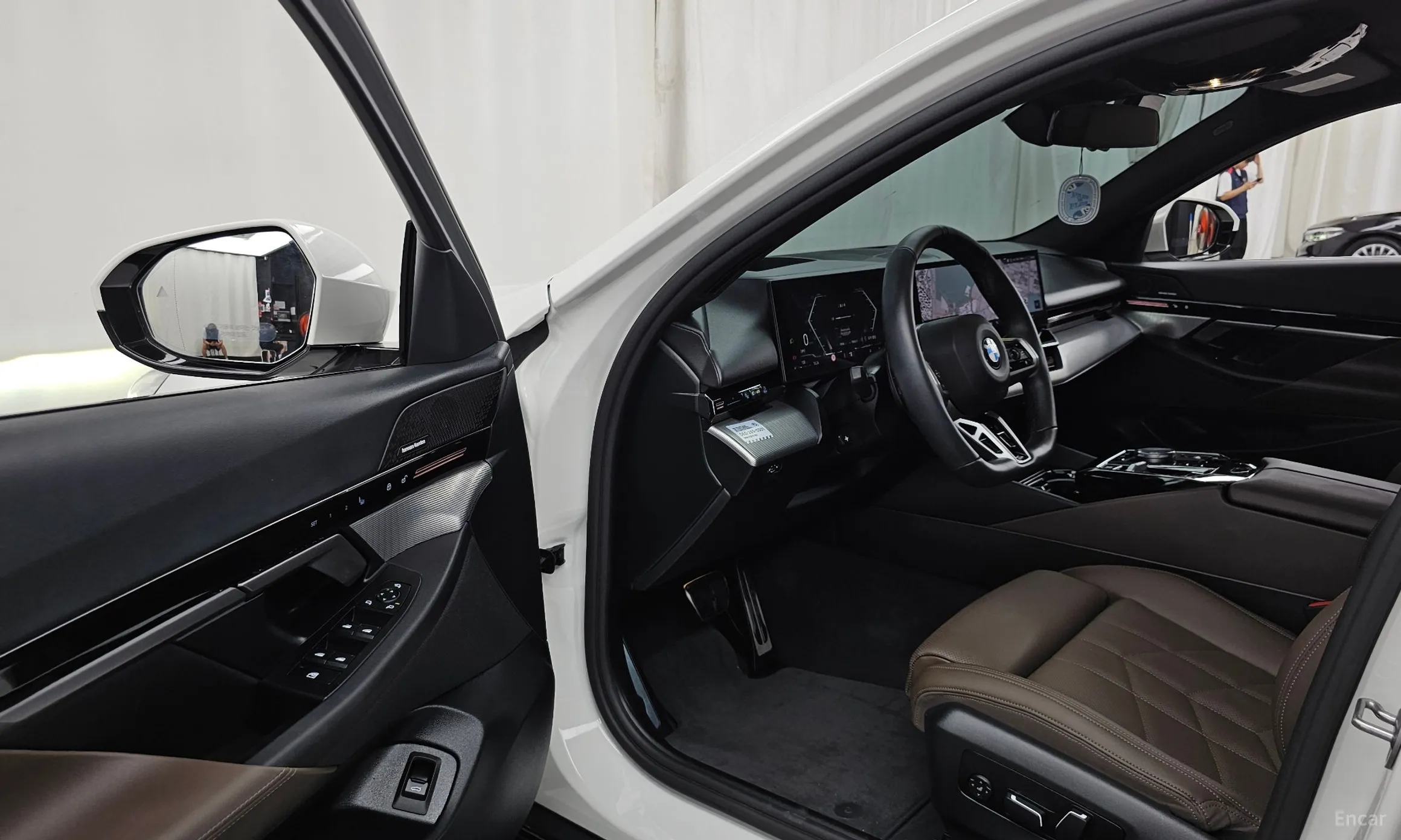 BMW 5 Series (G60) превью 10