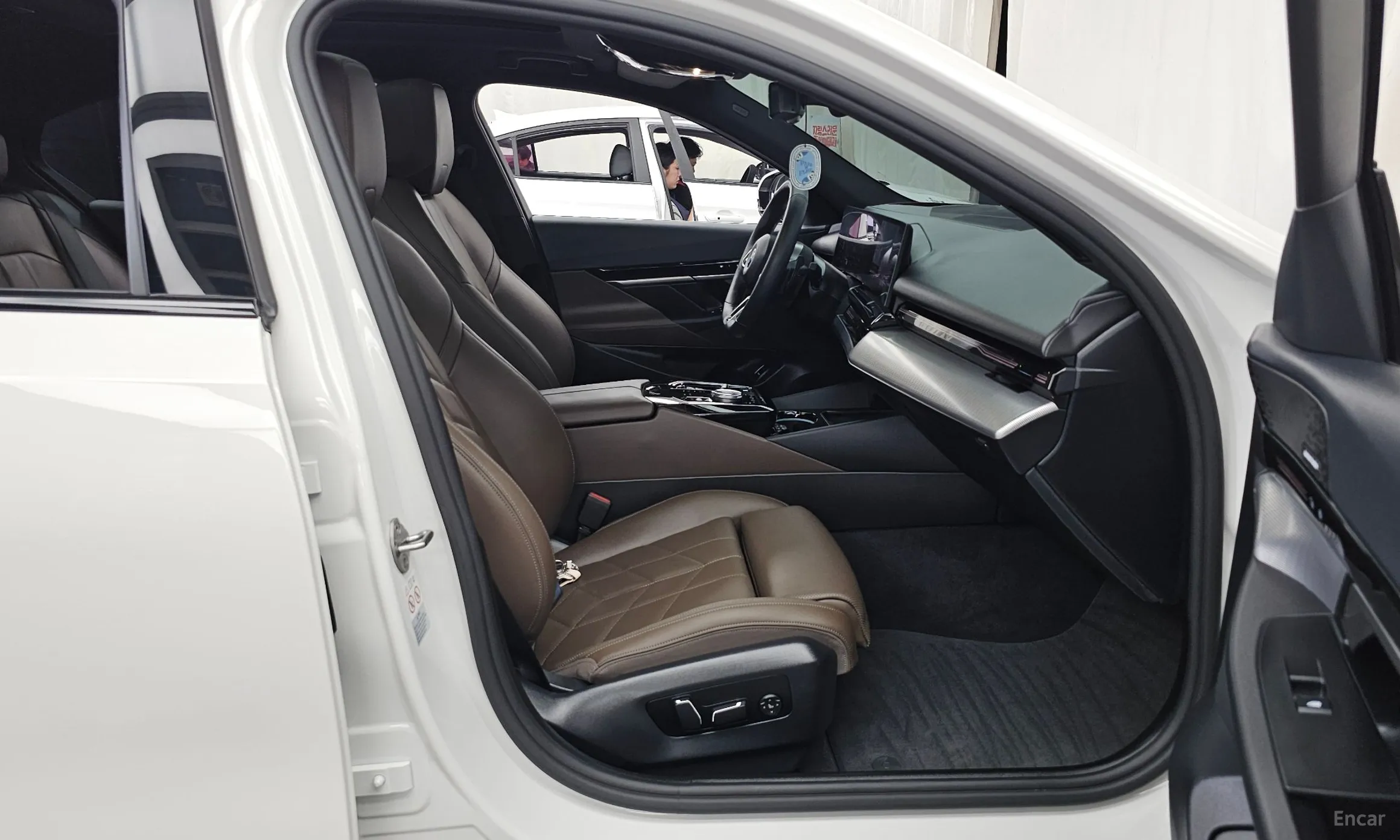BMW 5 Series (G60) превью 11