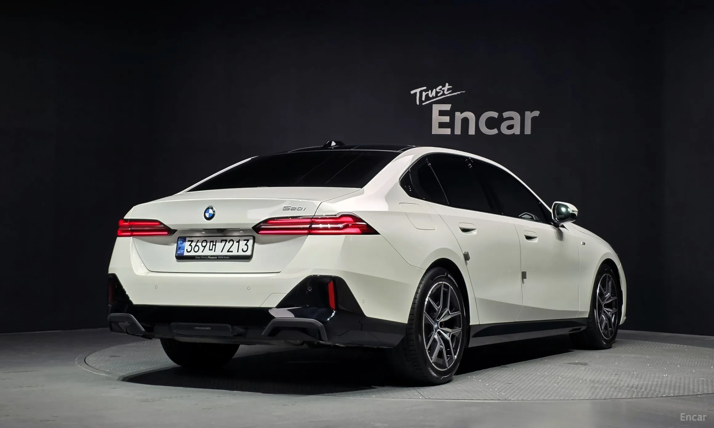 BMW 5 Series (G60) превью 2