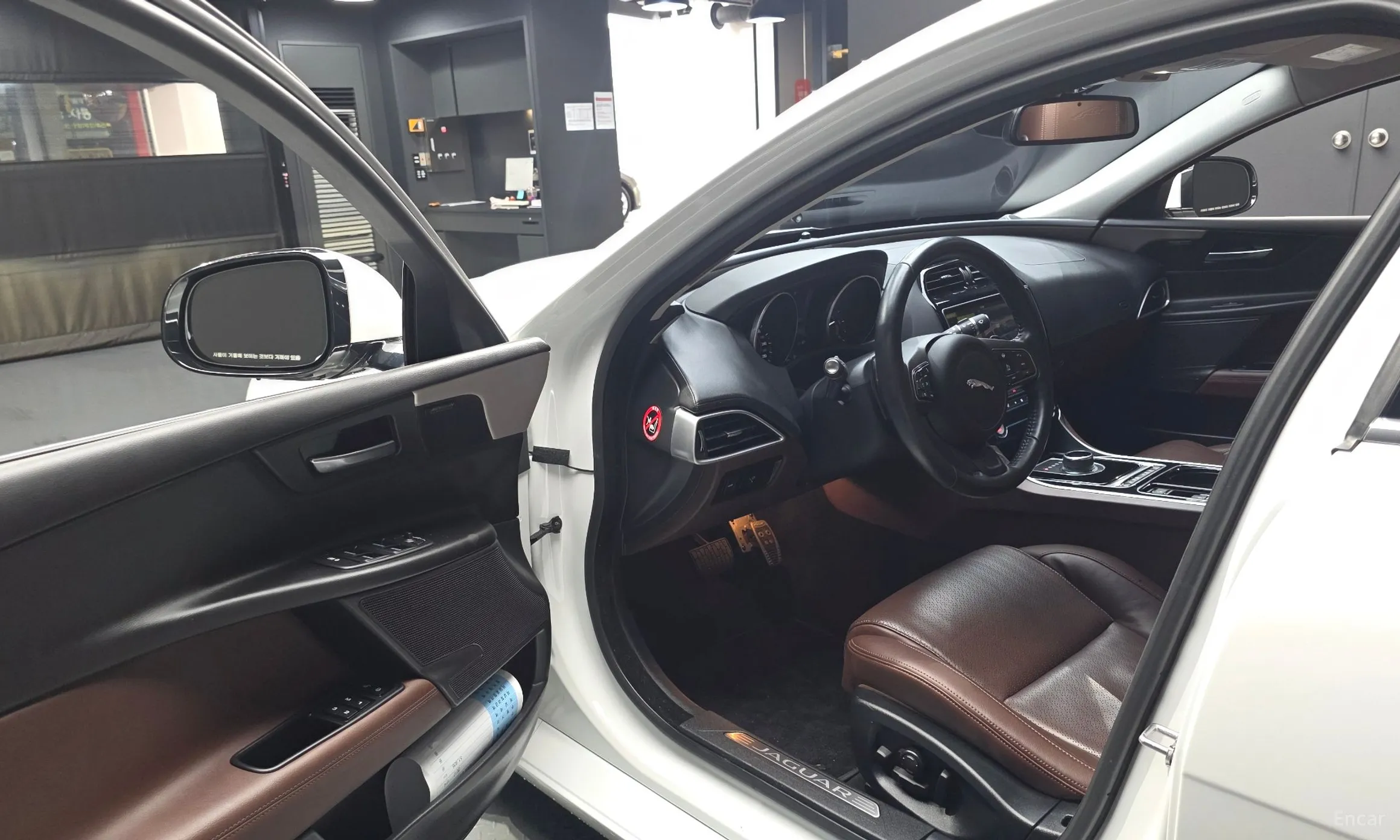 Jaguar XE превью 10