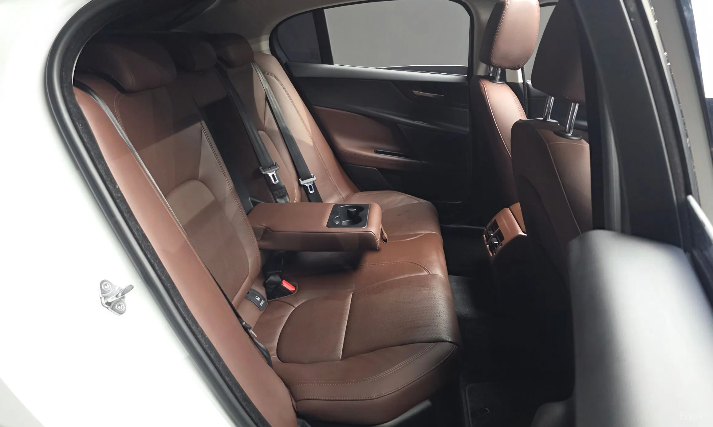 Jaguar XE превью 11