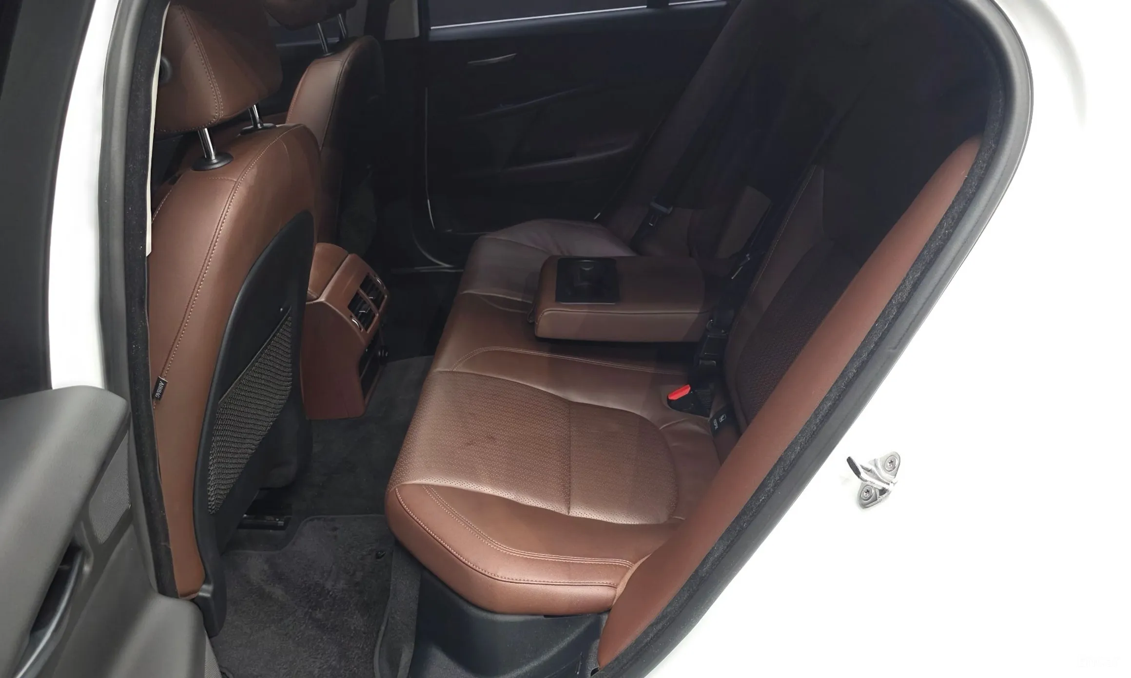 Jaguar XE превью 12